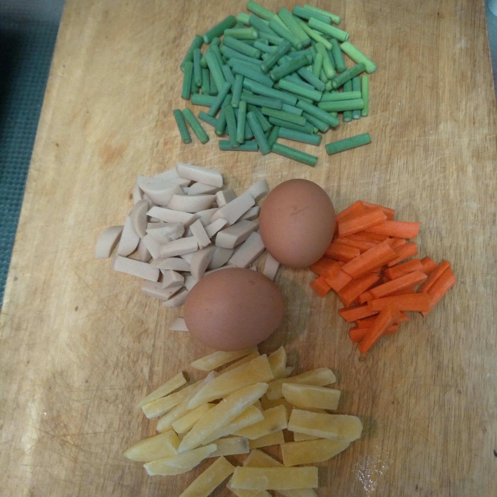 蒜薹胡蘿卜火腿雞蛋土豆條的做法 步骤1