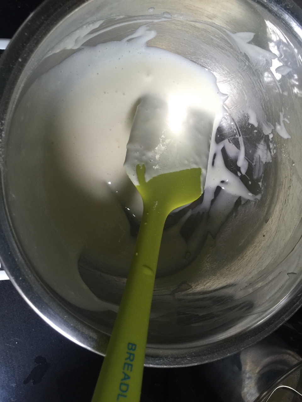 寶寶酸奶溶豆 下廚房同類的方子挺多的，嘗試了好幾個，都比較難成型，一不小心就成了一大塊餅，自己調整了很久，這是最容易成型且味道比較好的配方。的做法 步骤3