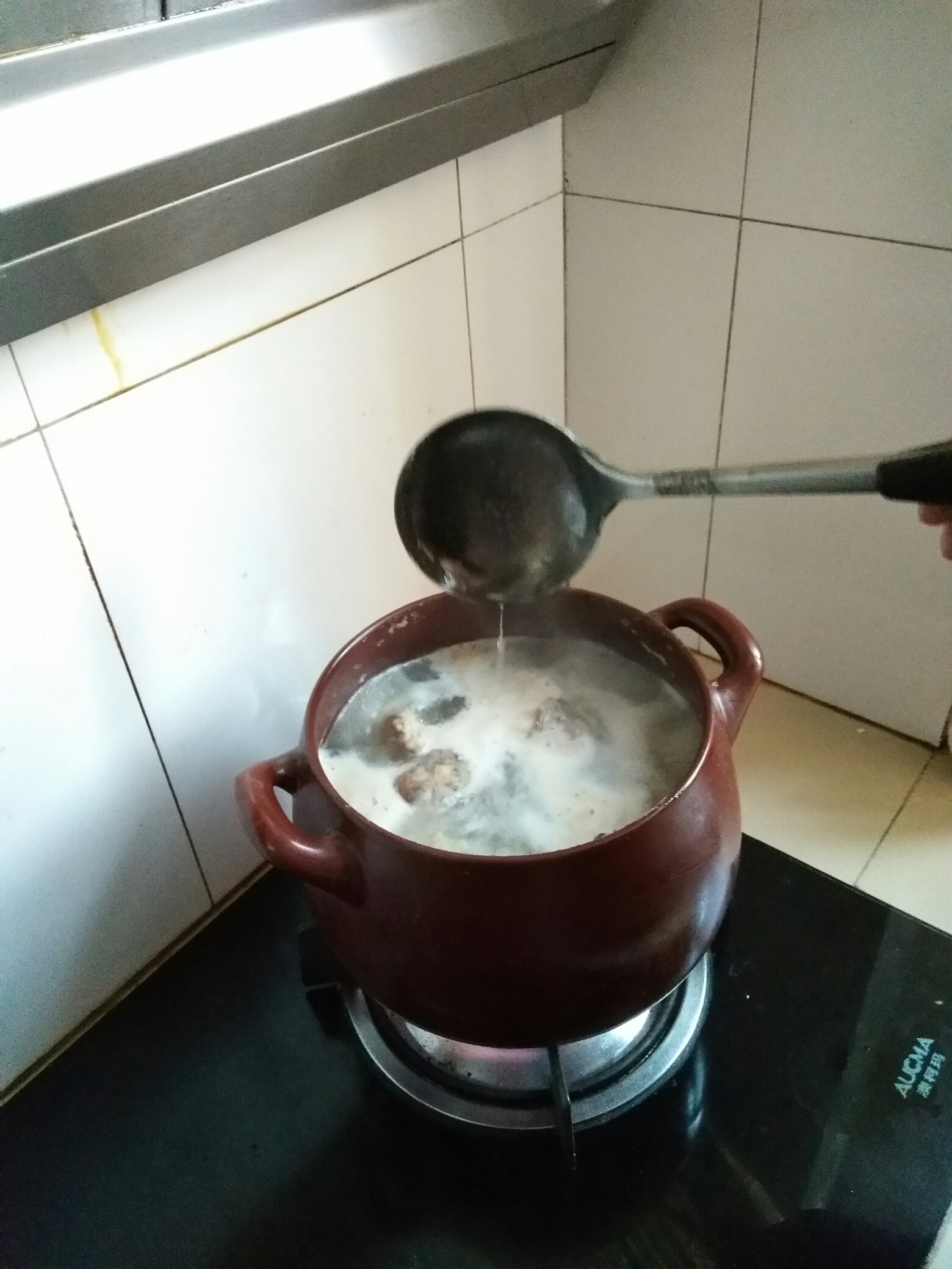 坤博砂鍋炖羊脊骨湯的做法 步骤2