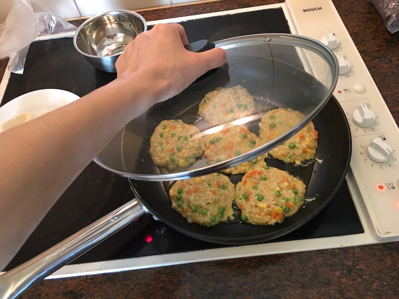 拯救剩米飯 - 米飯雞蛋餅的做法 步骤6