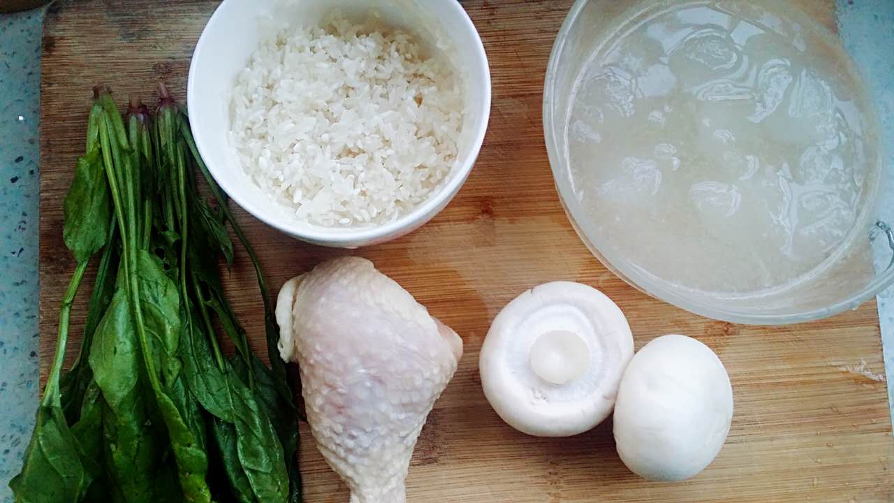 菠菜蘑菇雞肉粥（寶寶輔食）的做法 步骤1