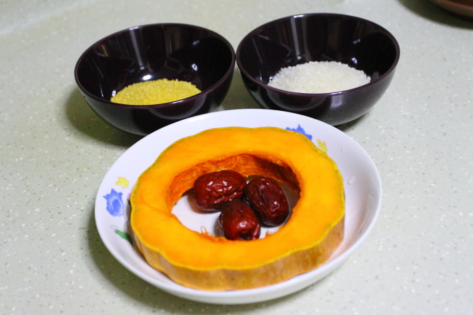 暖胃又養胃的大米小米南瓜粥的做法 步骤1
