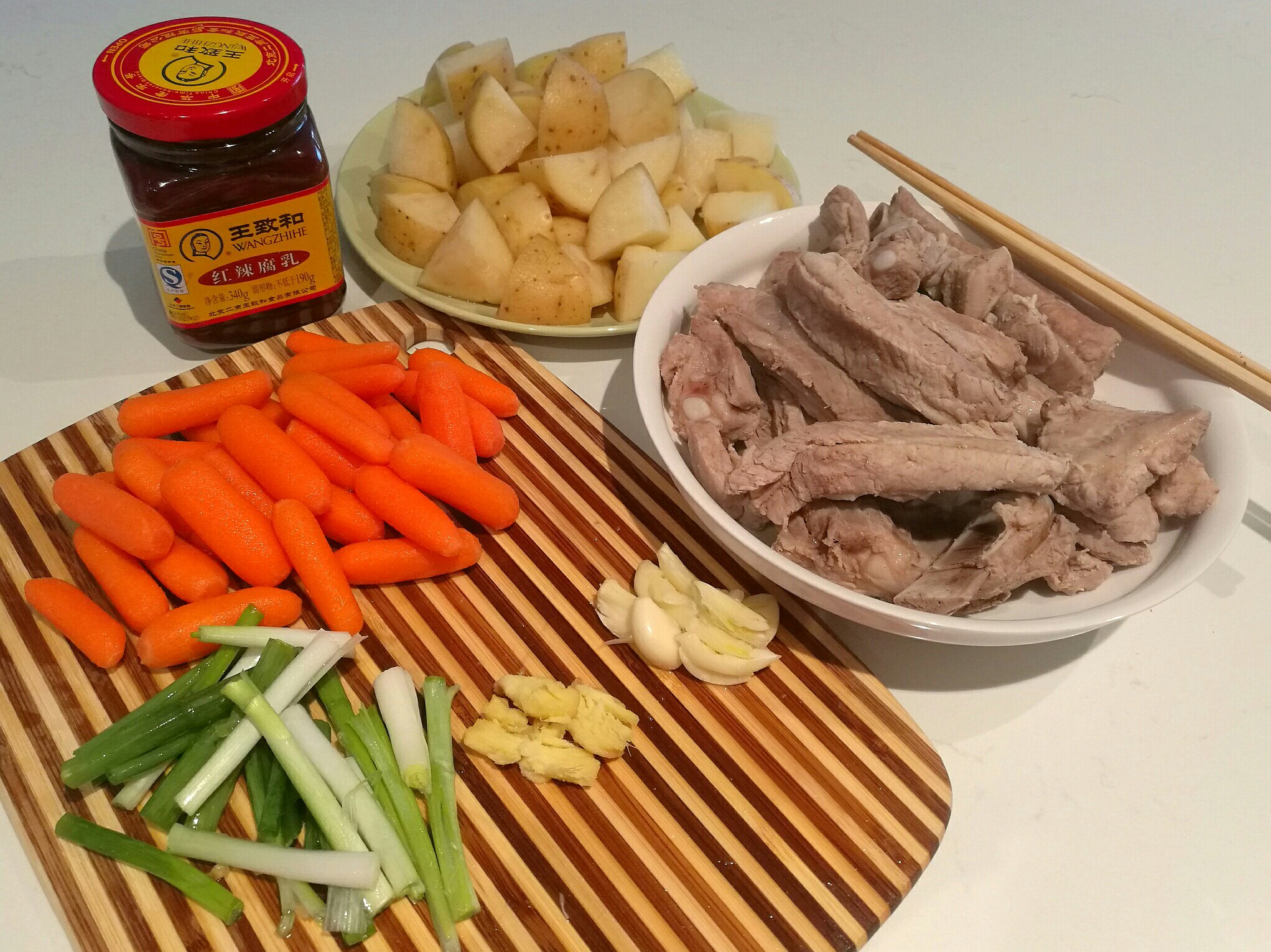 腐乳燒排骨土豆胡蘿卜的做法 步骤1