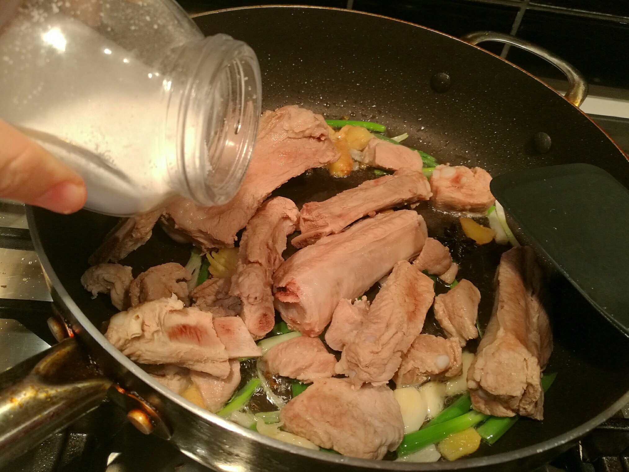 腐乳燒排骨土豆胡蘿卜的做法 步骤3