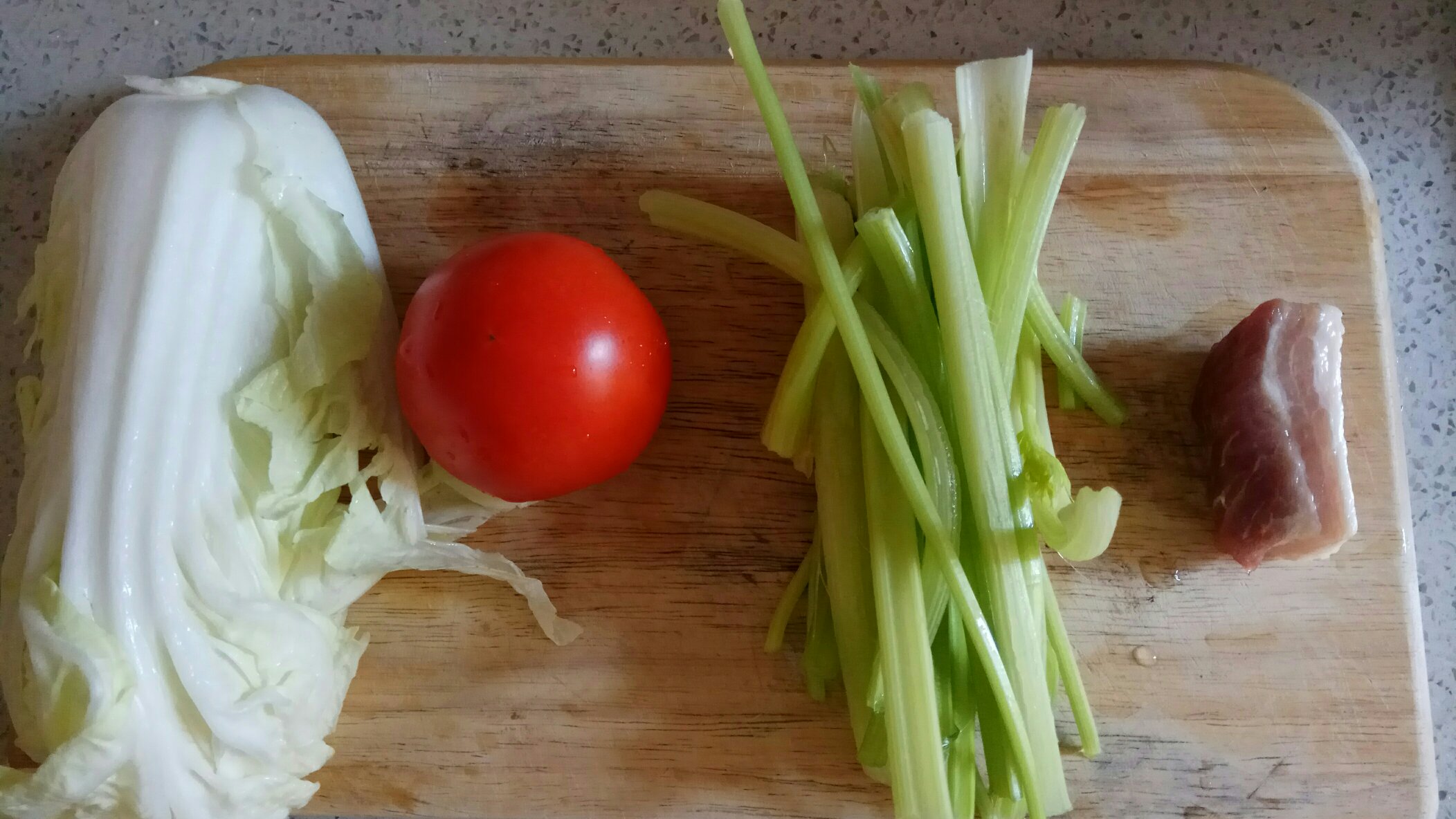 白菜芹菜西紅柿炒肉的做法 步骤1