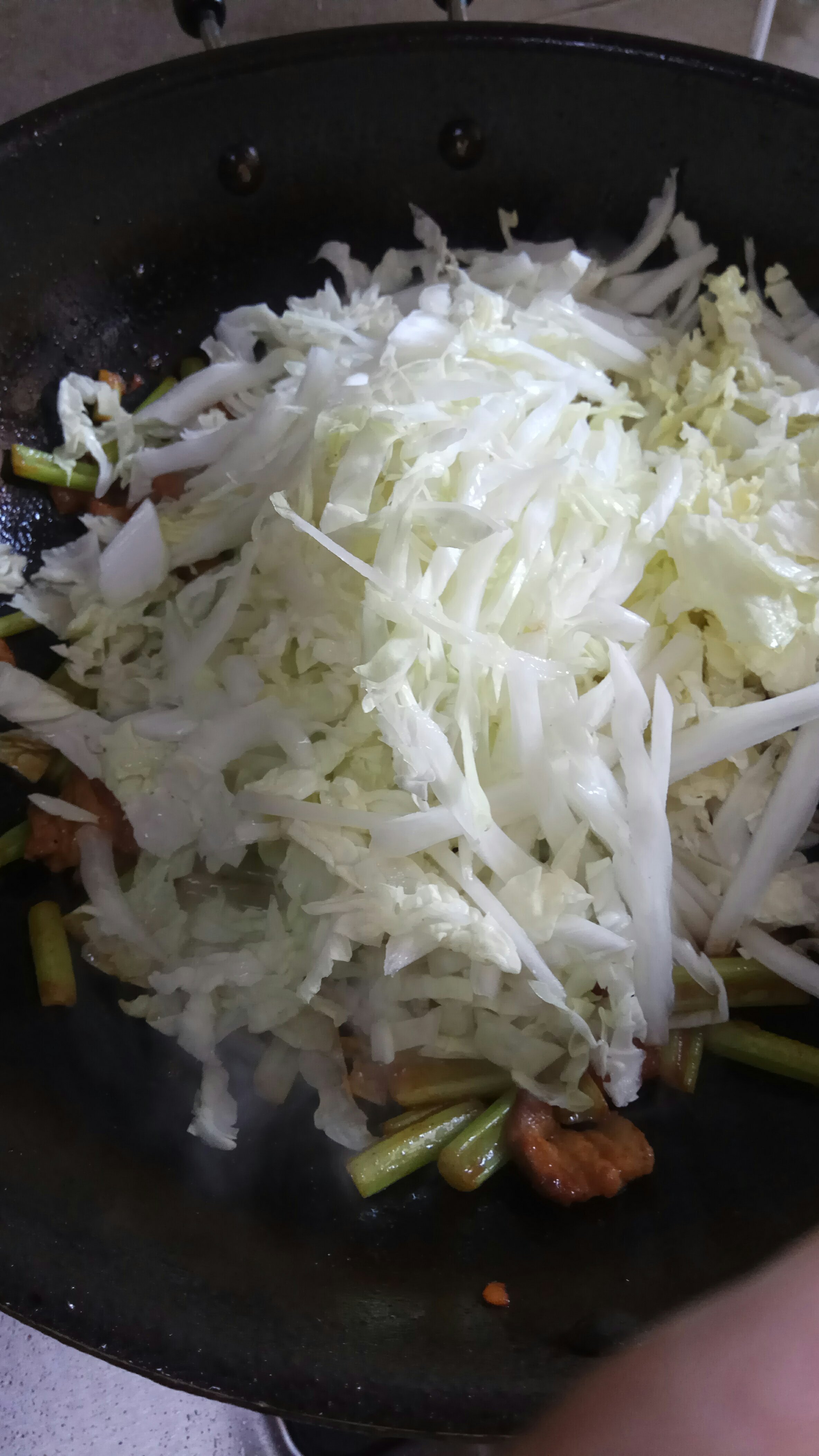 白菜芹菜西紅柿炒肉的做法 步骤10