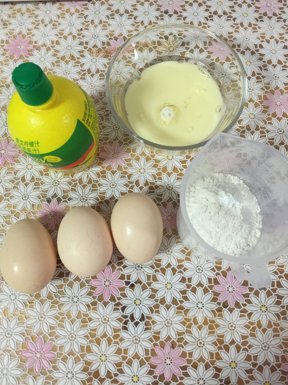 六寸戚風蛋糕胚的做法 步骤1