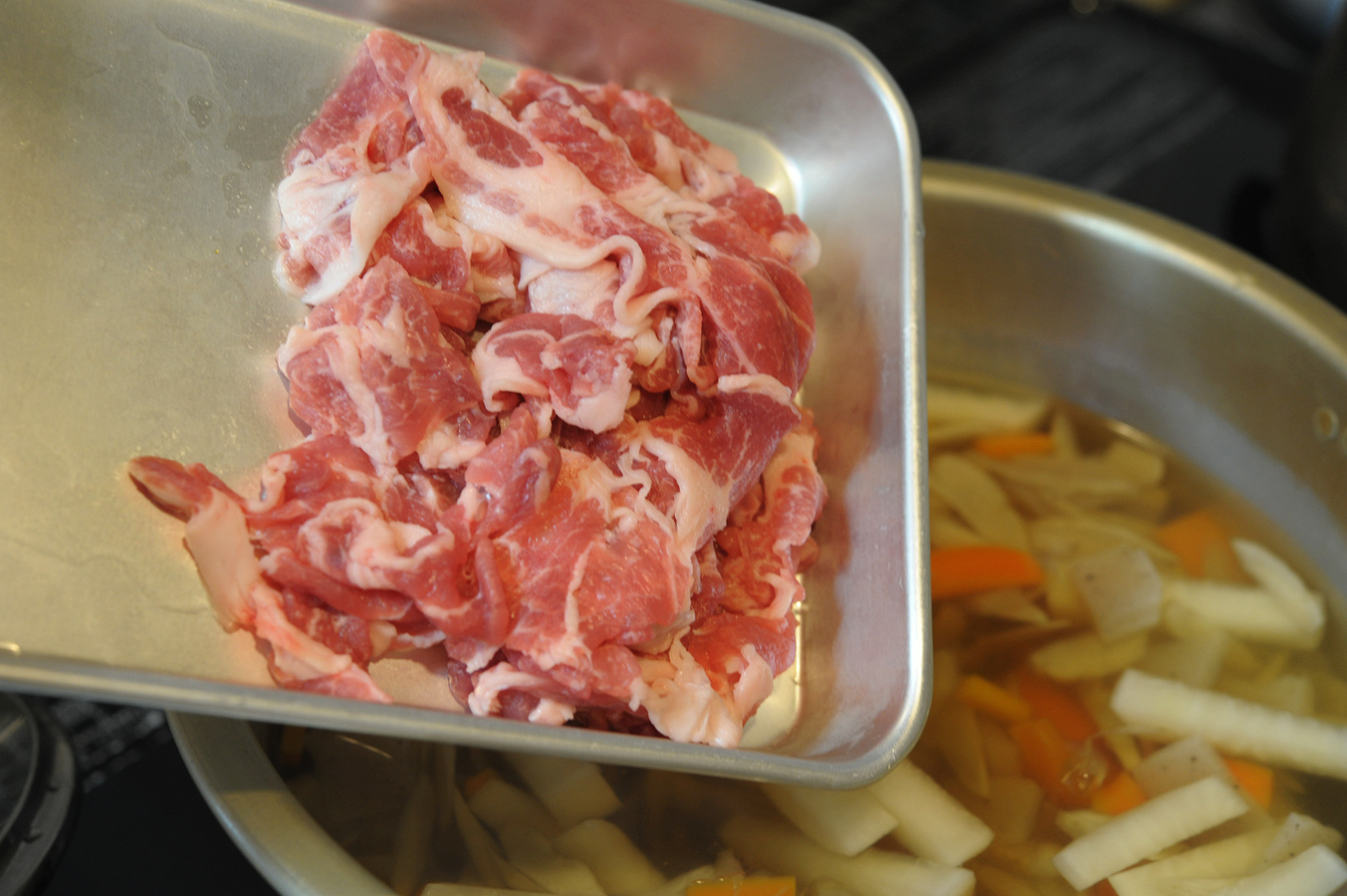 豚汁シモェペ（日式豬肉味噌湯）的做法 步骤4