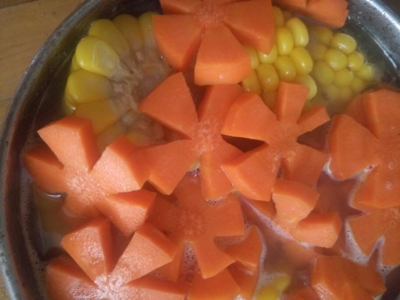 宿舍鍋玉米胡蘿卜排骨湯的做法 步骤3