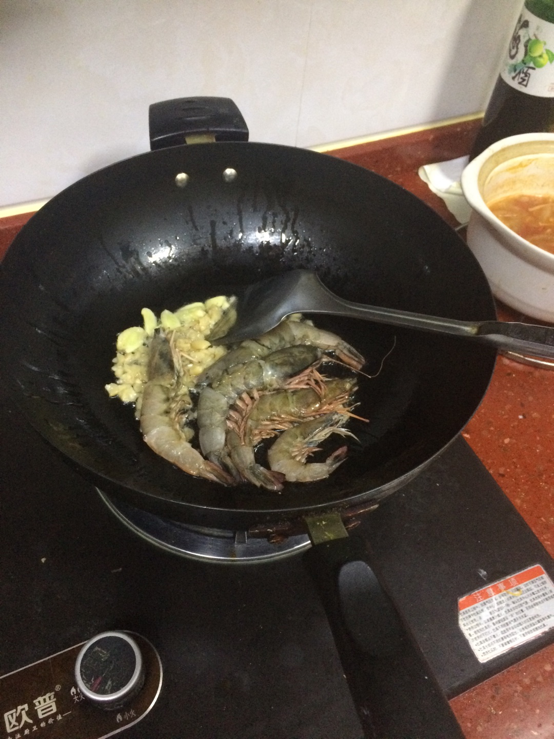 懶人馬上吃—蘿卜干炒大蝦的做法 步骤2
