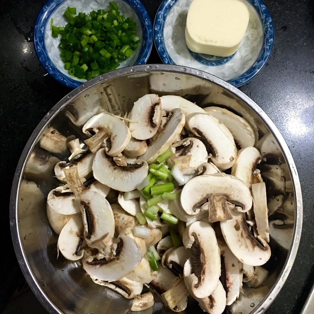 奶香口蘑的做法 步骤1