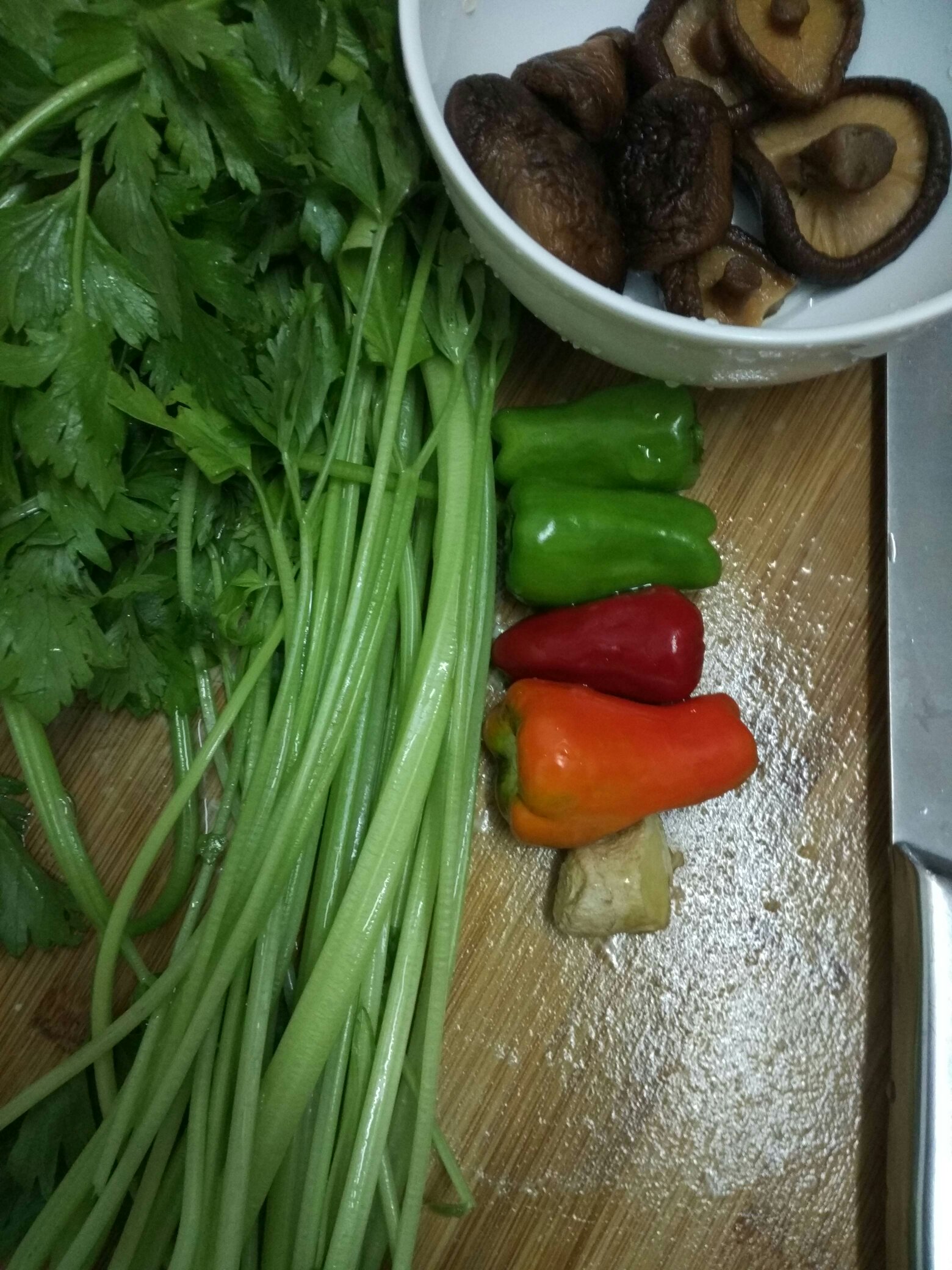 芹菜炒香菇的做法 步骤1