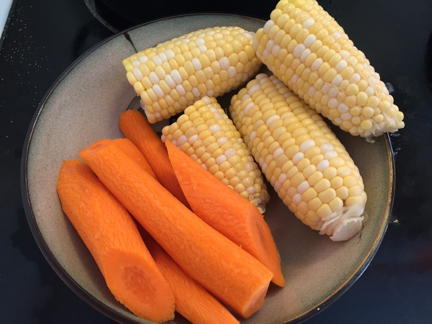 薏米胡蘿蔔玉米排骨湯的做法 步骤1