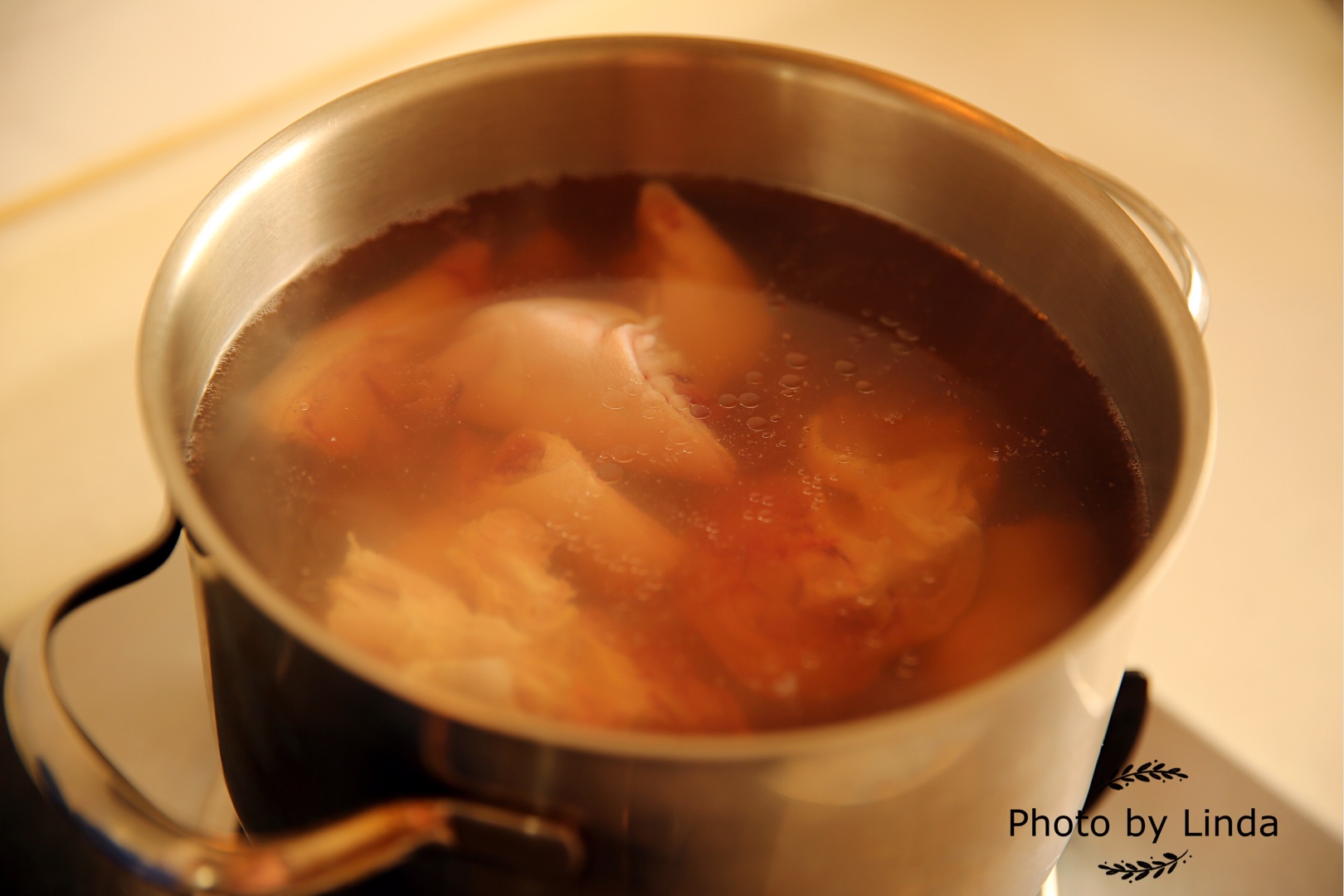 豬腳姜(酸酸甜甜,簡單到爆又好吃! 秋冬季食補佳品--豬蹄) 鑄鐵鍋版的做法 步骤1