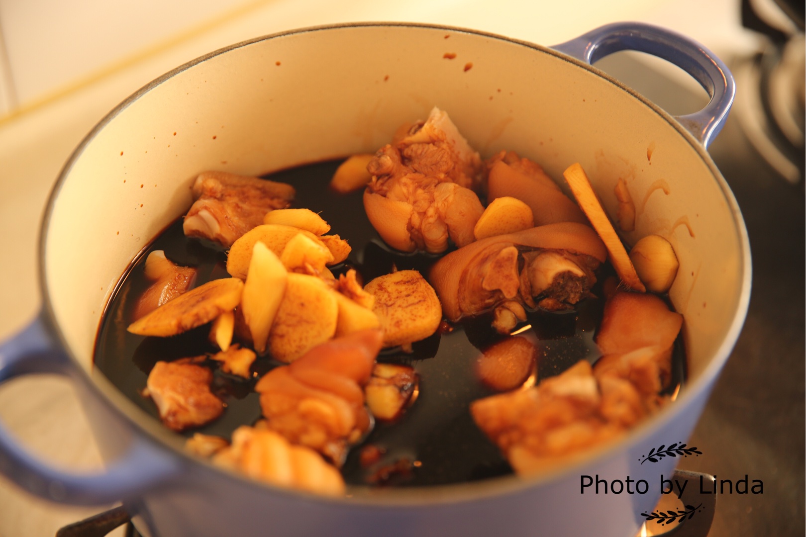 豬腳姜(酸酸甜甜,簡單到爆又好吃! 秋冬季食補佳品--豬蹄) 鑄鐵鍋版的做法 步骤5