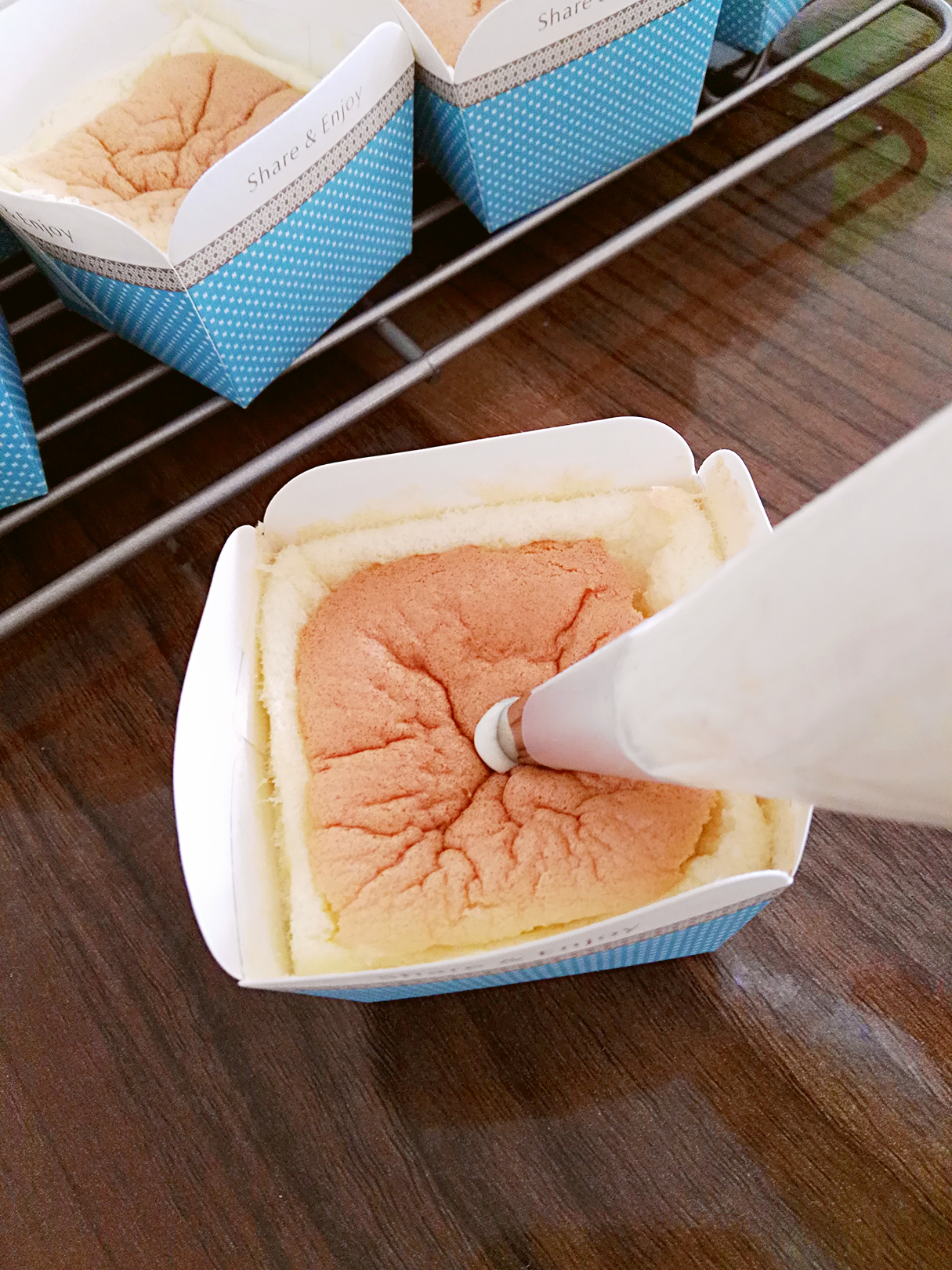 北海道戚風杯子蛋糕的做法 步骤17