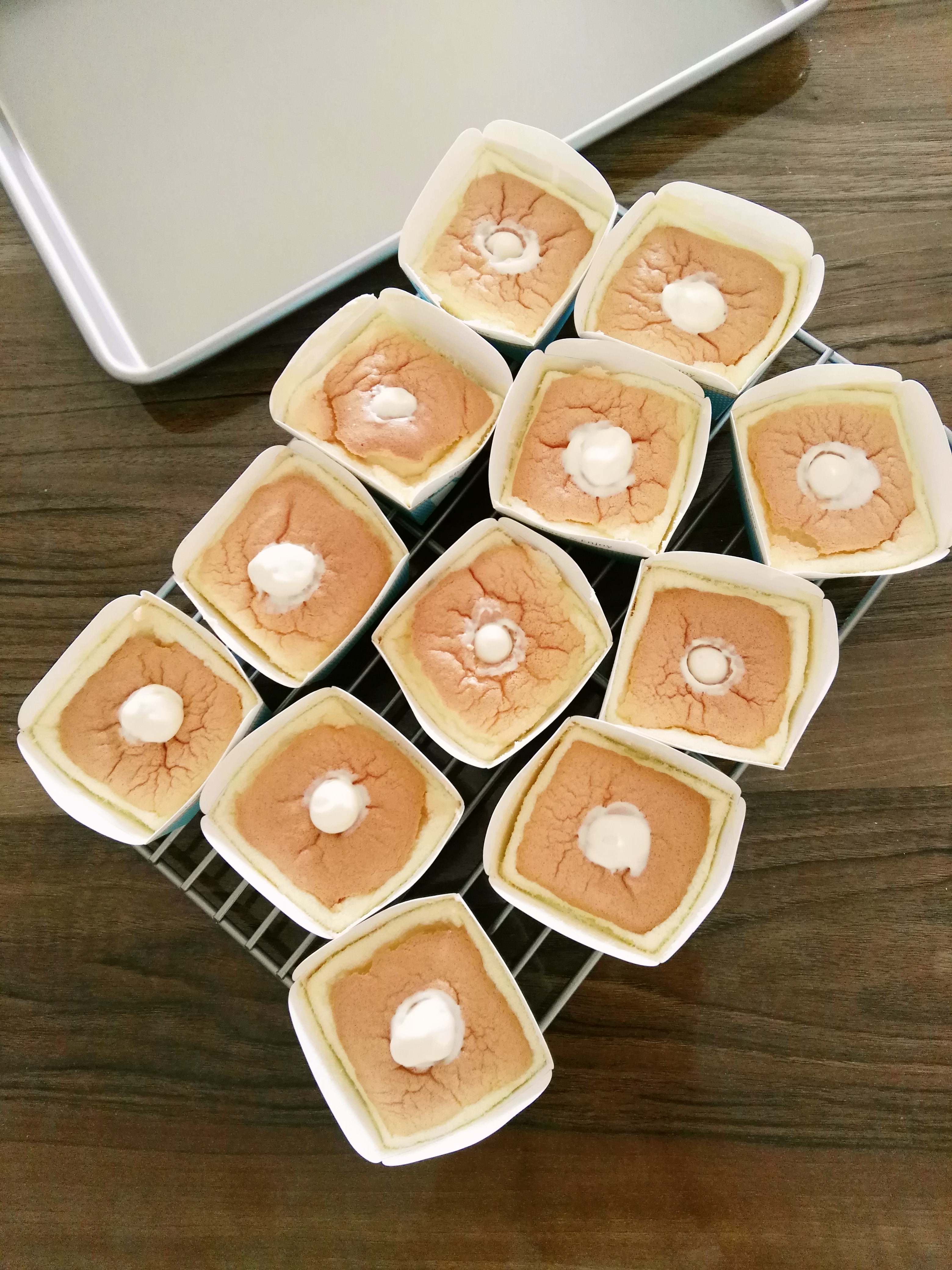 北海道戚風杯子蛋糕的做法 步骤18