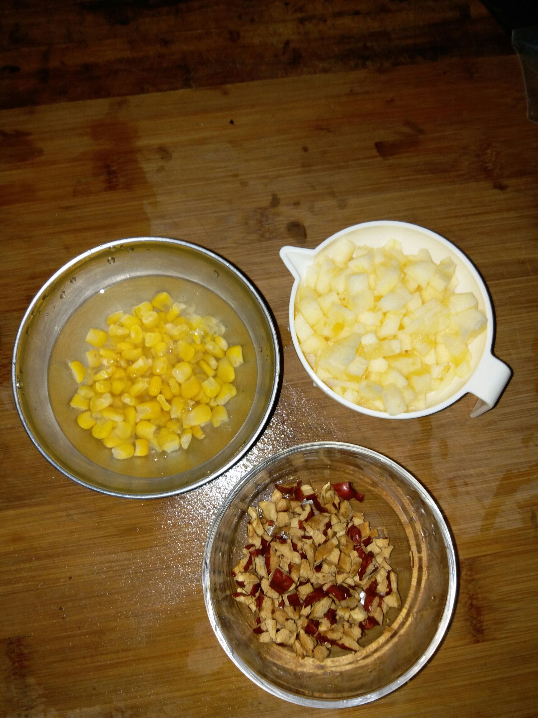 蘋果紅棗玉米粥的做法 步骤2