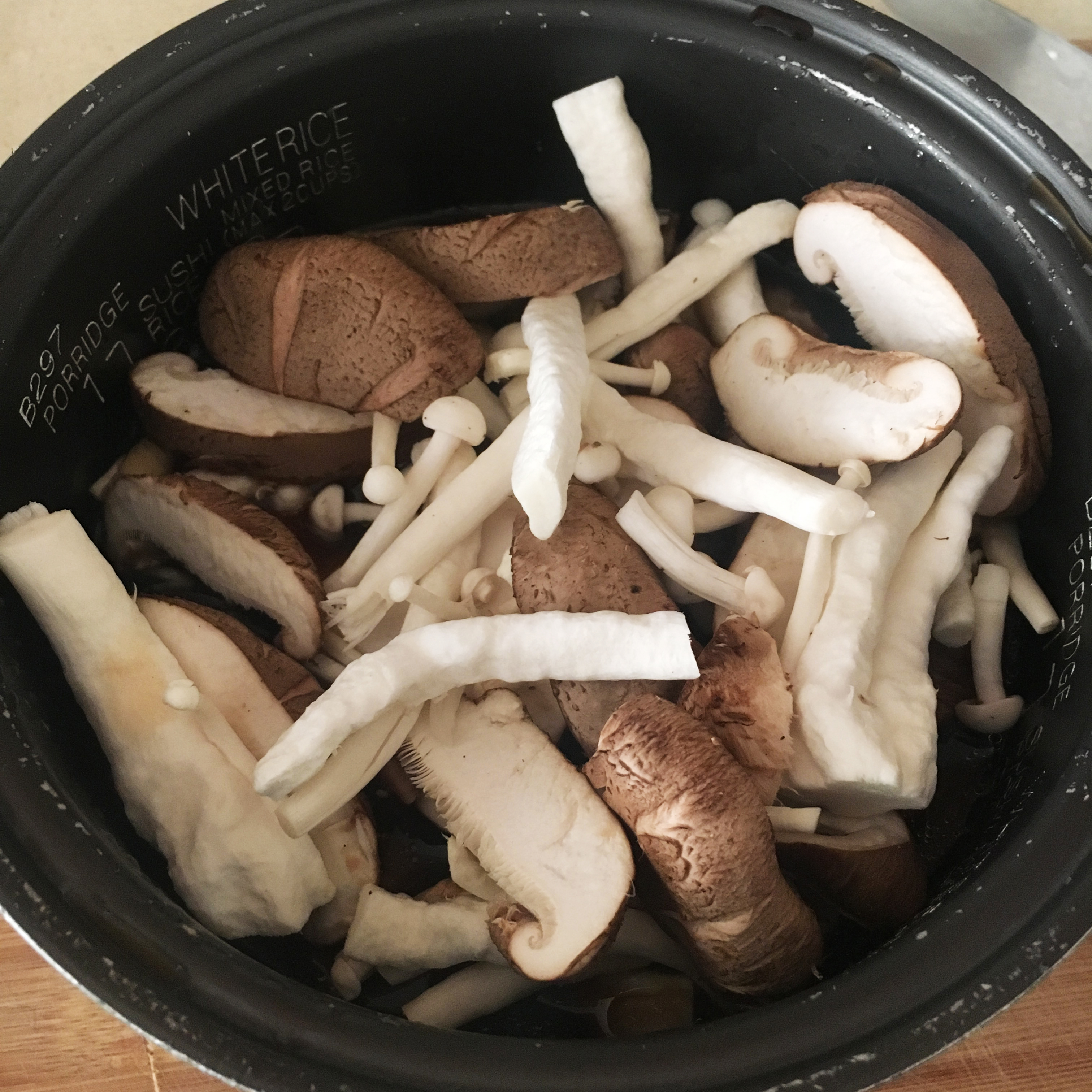 日式菌菇飯 わソアィ飯的做法 步骤2