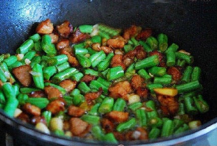 五花肉土豆燜飯的做法 步骤4