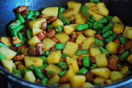 五花肉土豆燜飯的做法 步骤5