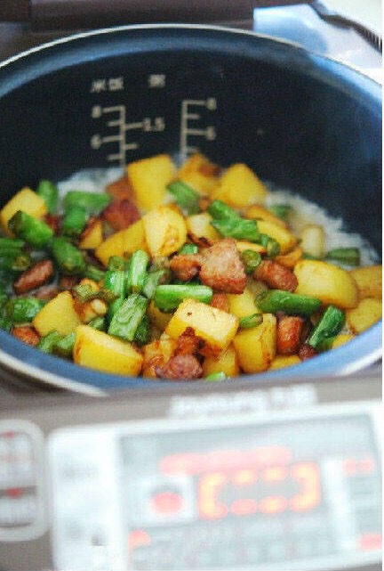 五花肉土豆燜飯的做法 步骤6
