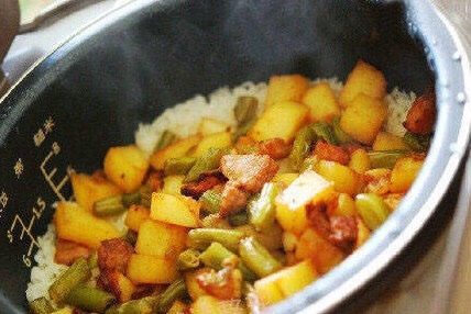 五花肉土豆燜飯的做法 步骤7