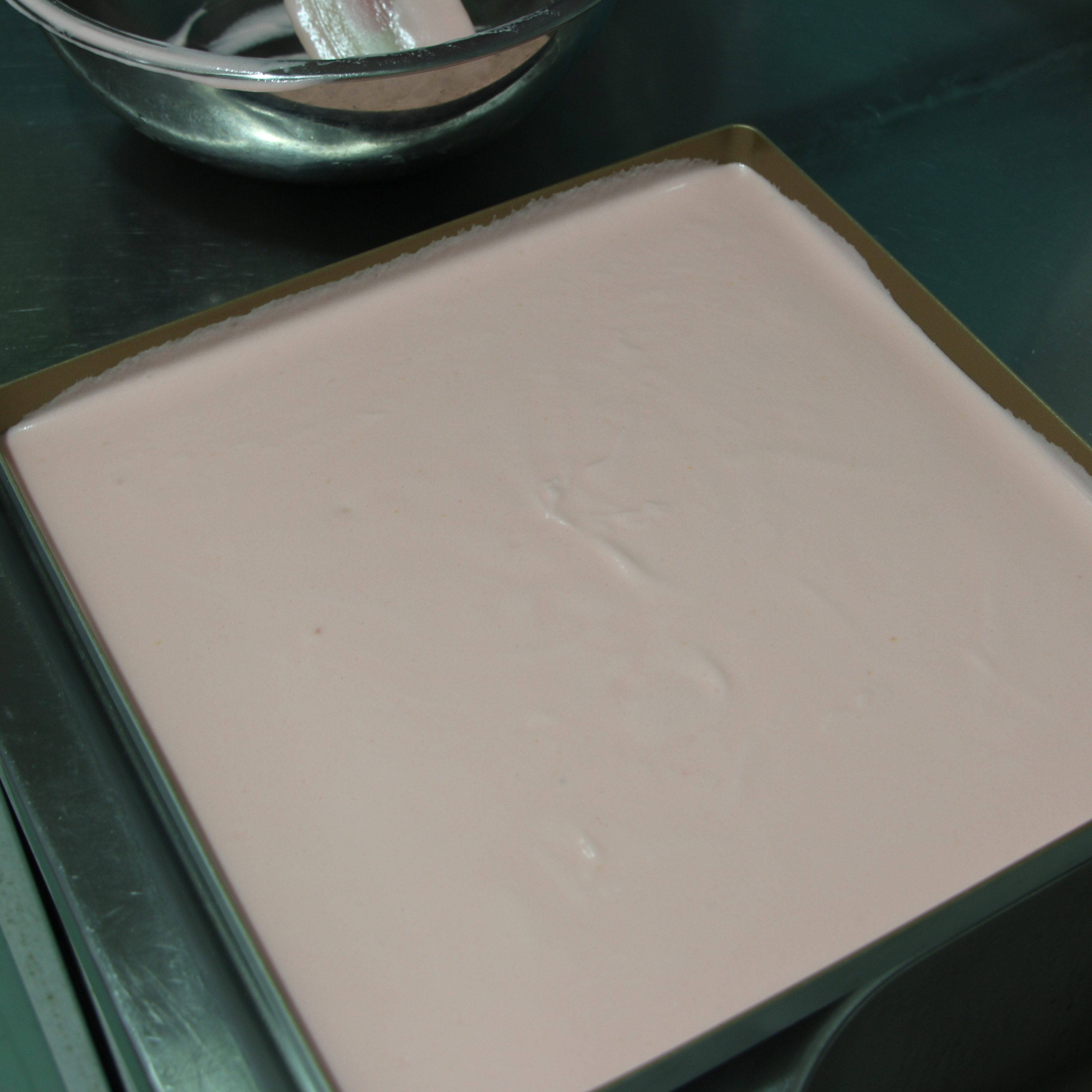 顏色粉嫩的覆盆子奶油內陷蛋糕卷的做法 步骤4