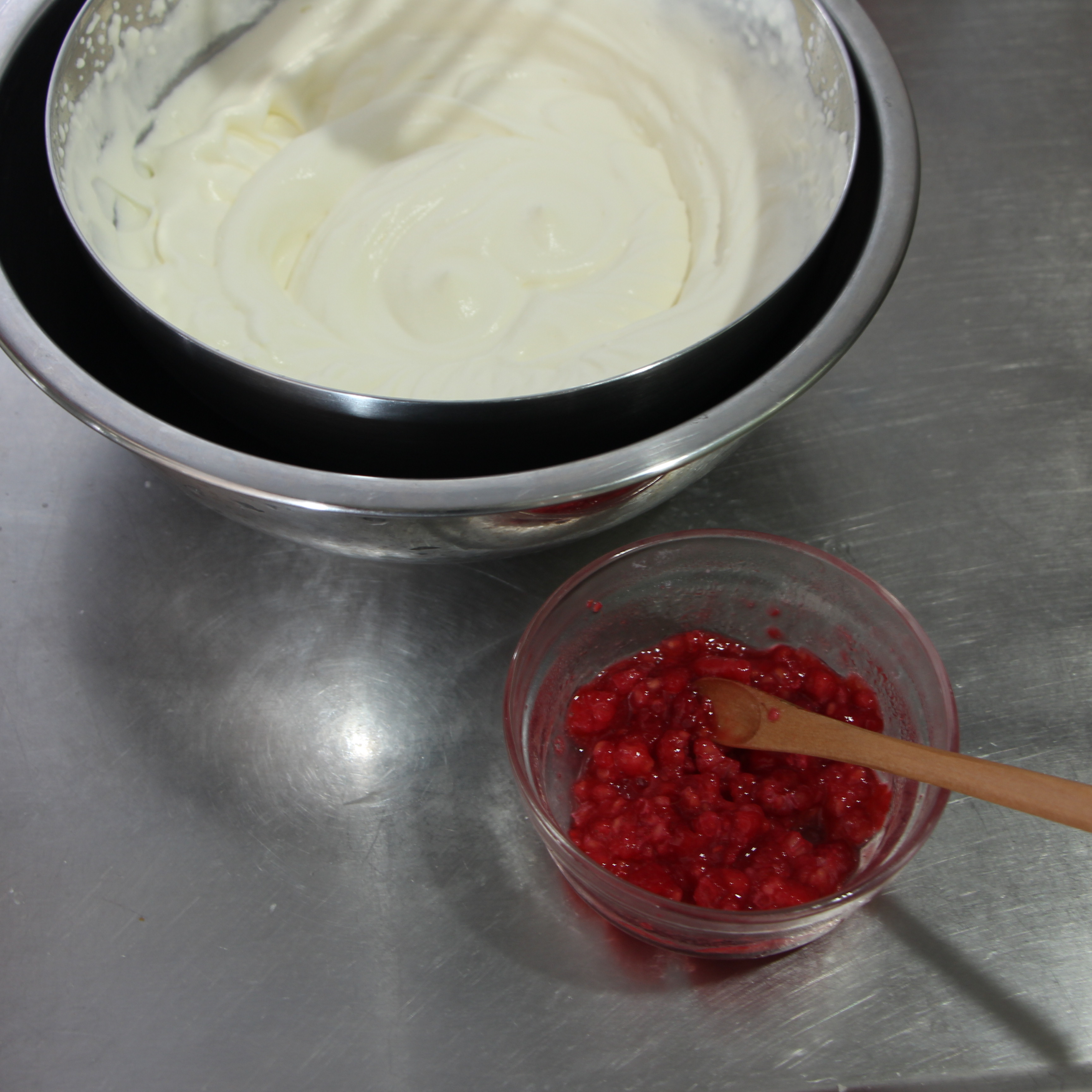 顏色粉嫩的覆盆子奶油內陷蛋糕卷的做法 步骤6