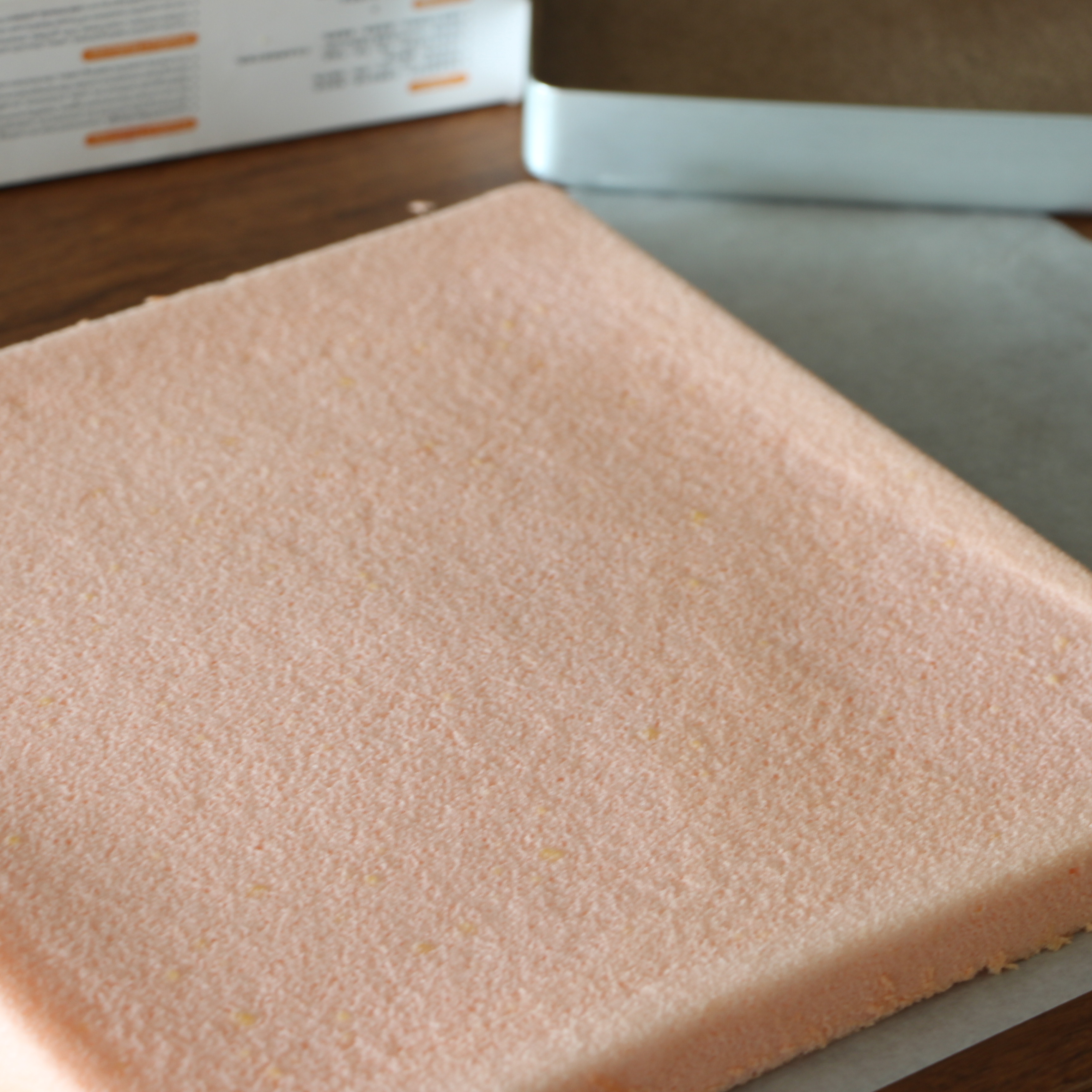 顏色粉嫩的覆盆子奶油內陷蛋糕卷的做法 步骤7