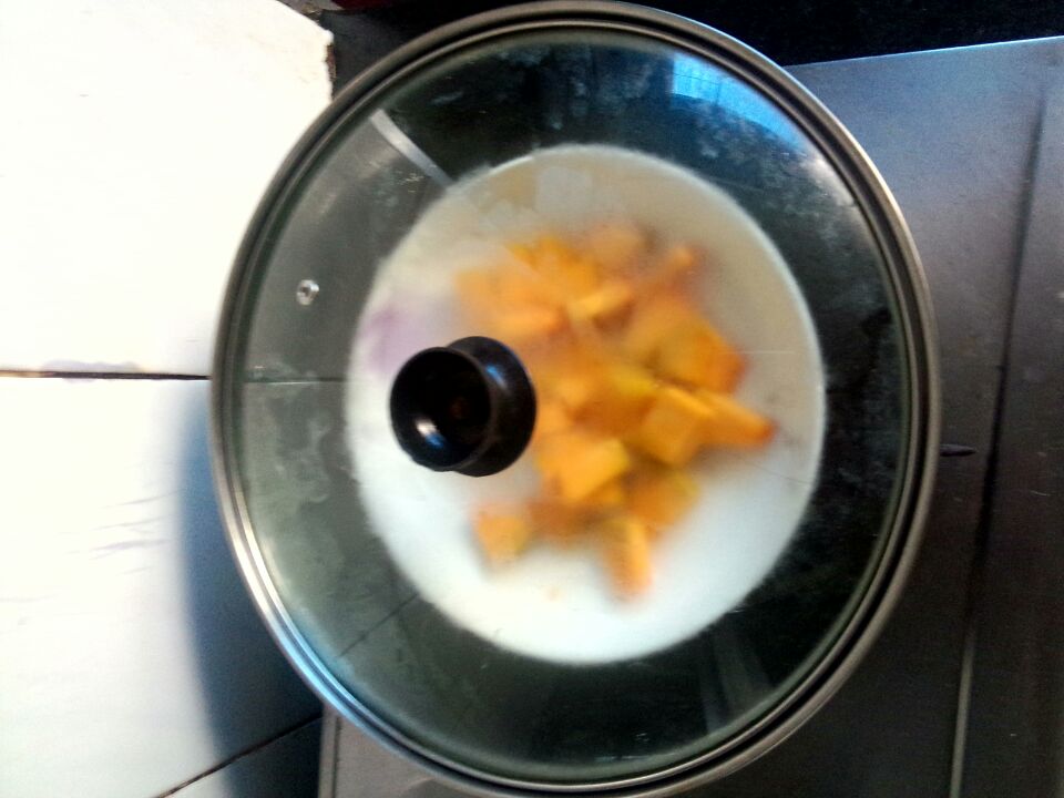 南瓜蒸蛋黃的做法 步骤2