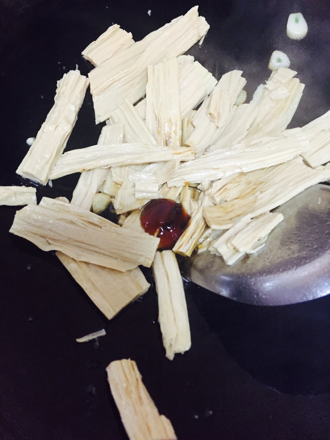尖椒木耳燒腐竹的做法 步骤2