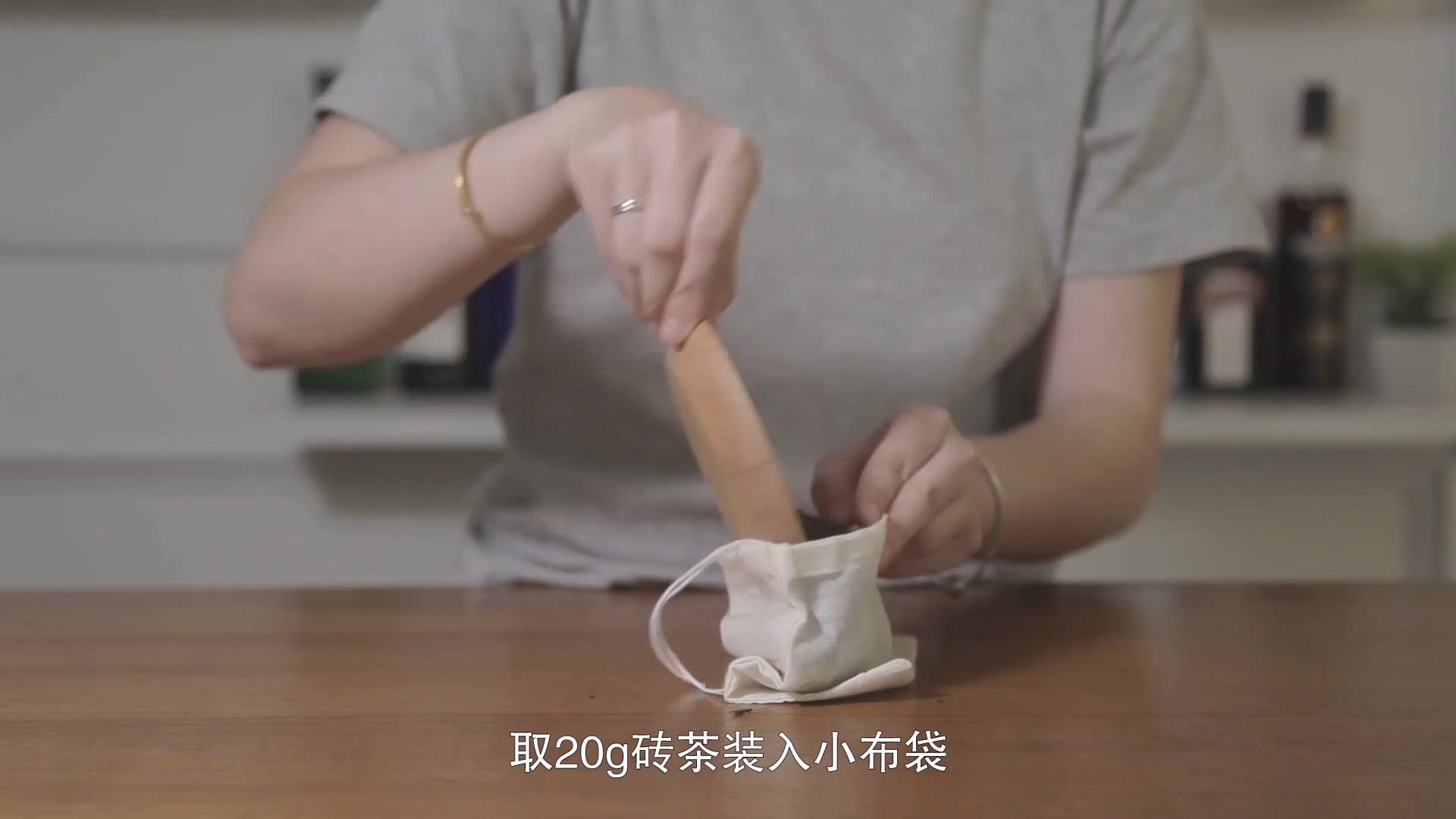 【一杯視頻】蒙式奶茶的做法 步骤1