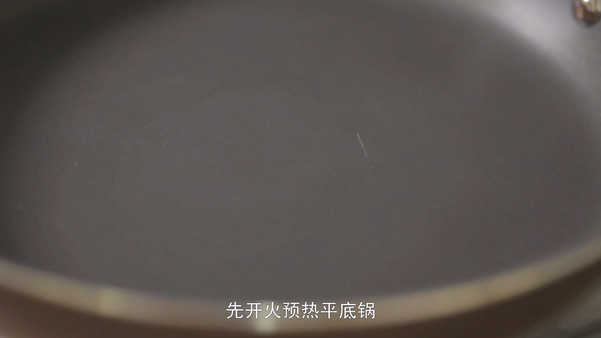 【一杯視頻】蒙式奶茶的做法 步骤5