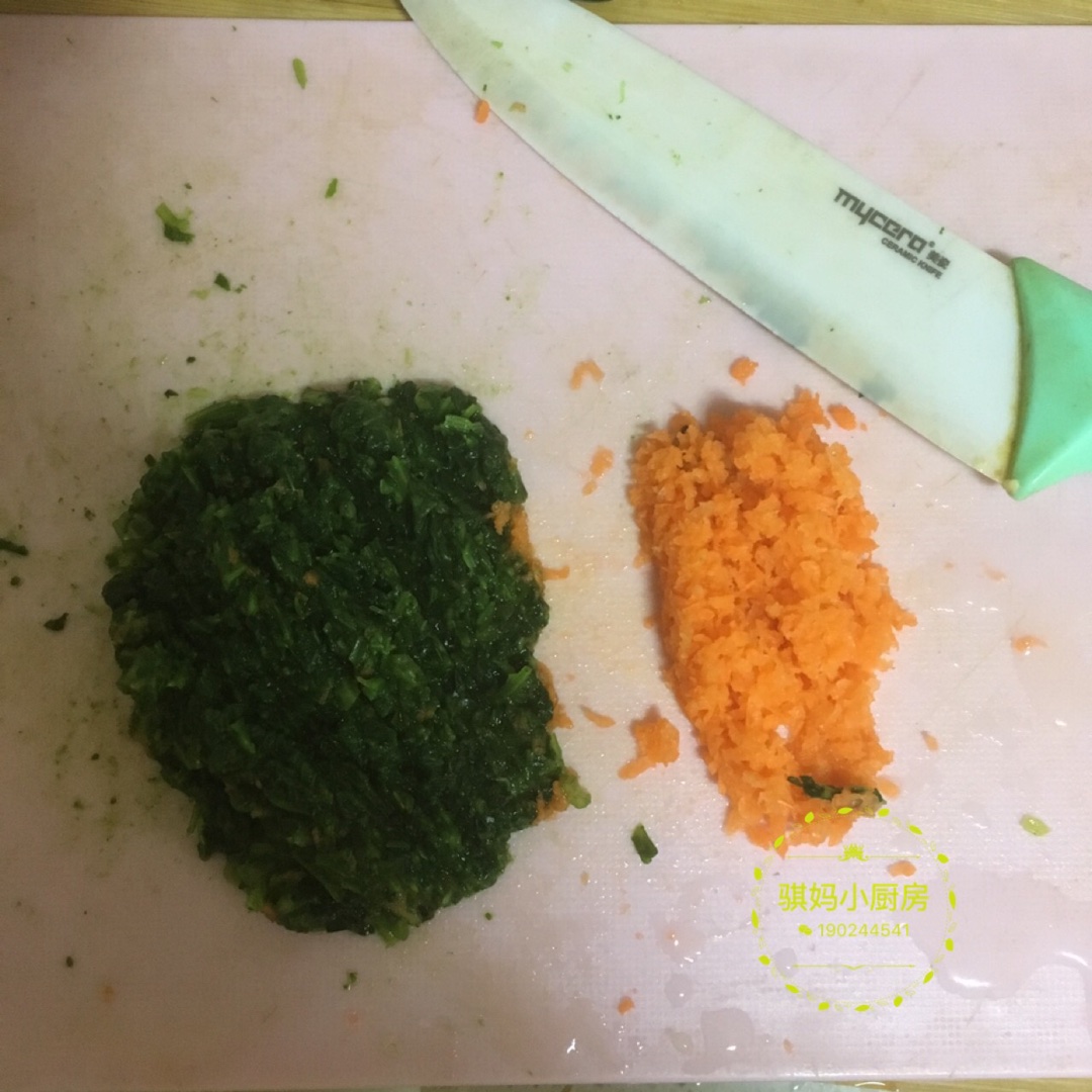 寶寶輔食之菠菜胡蘿卜蛋餅的做法 步骤2