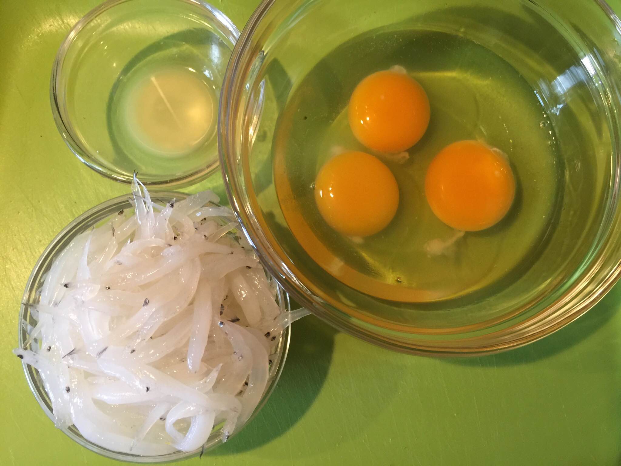 銀魚煎雞蛋-補鈣益智食譜的做法 步骤1