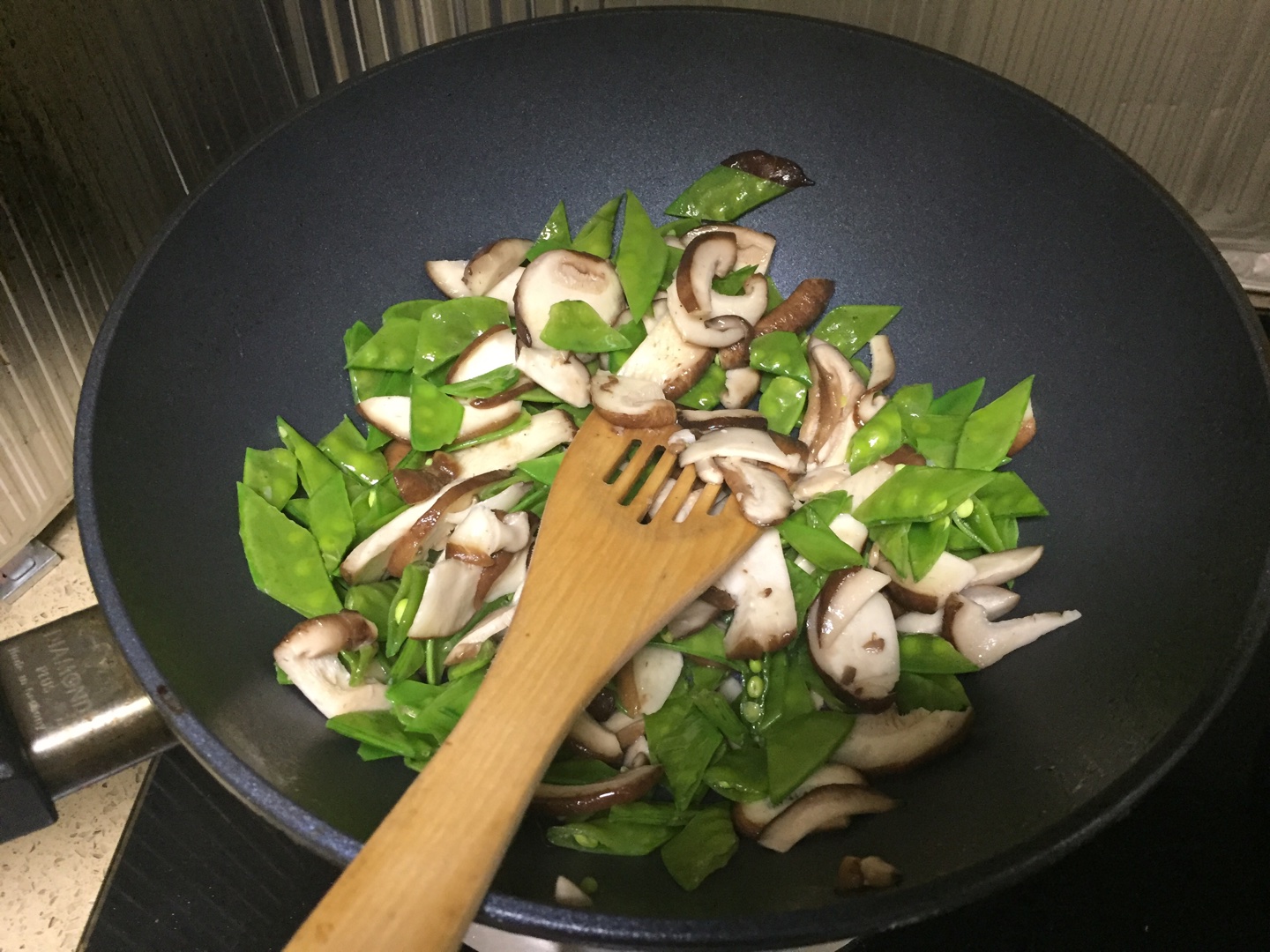 香菇炒荷蘭豆的做法 步骤4