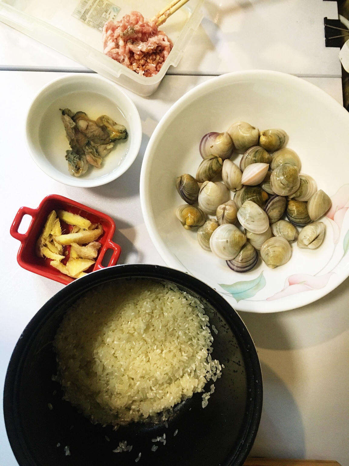 【拿手菜】蛤蜊蠔干粥的做法 步骤1