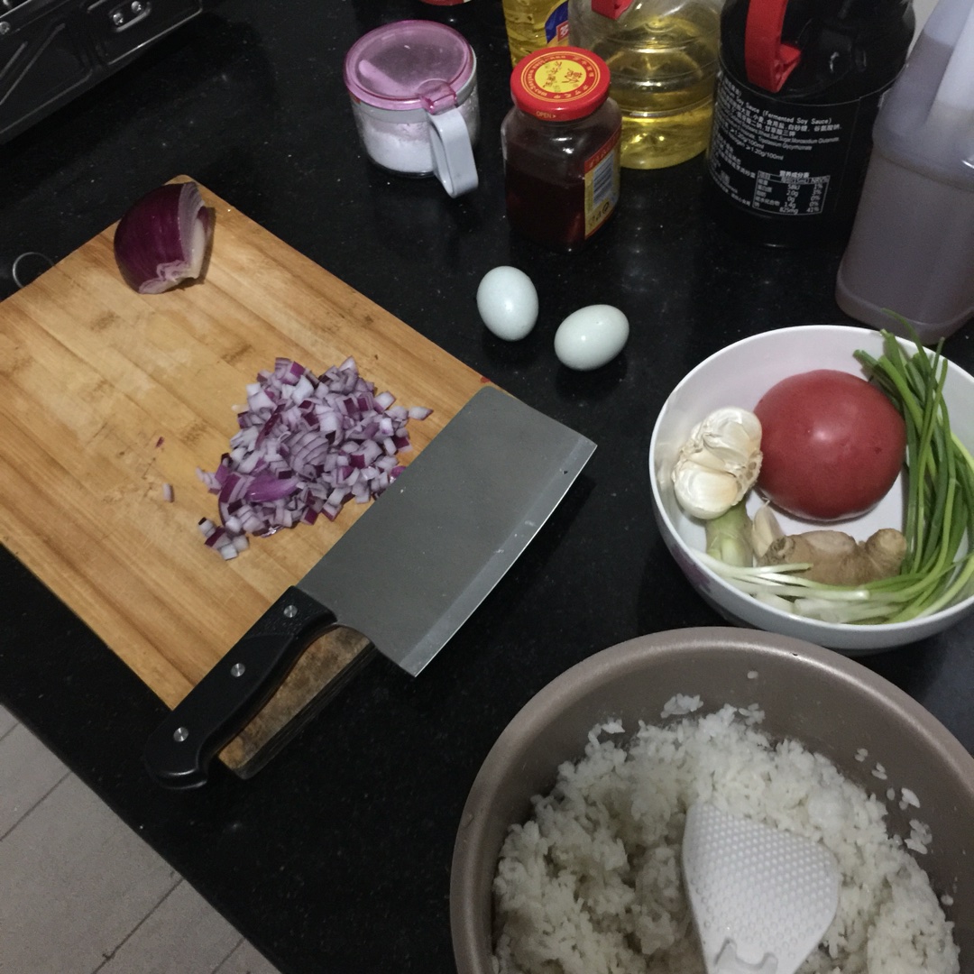 洋蔥雞蛋炒飯的做法 步骤1