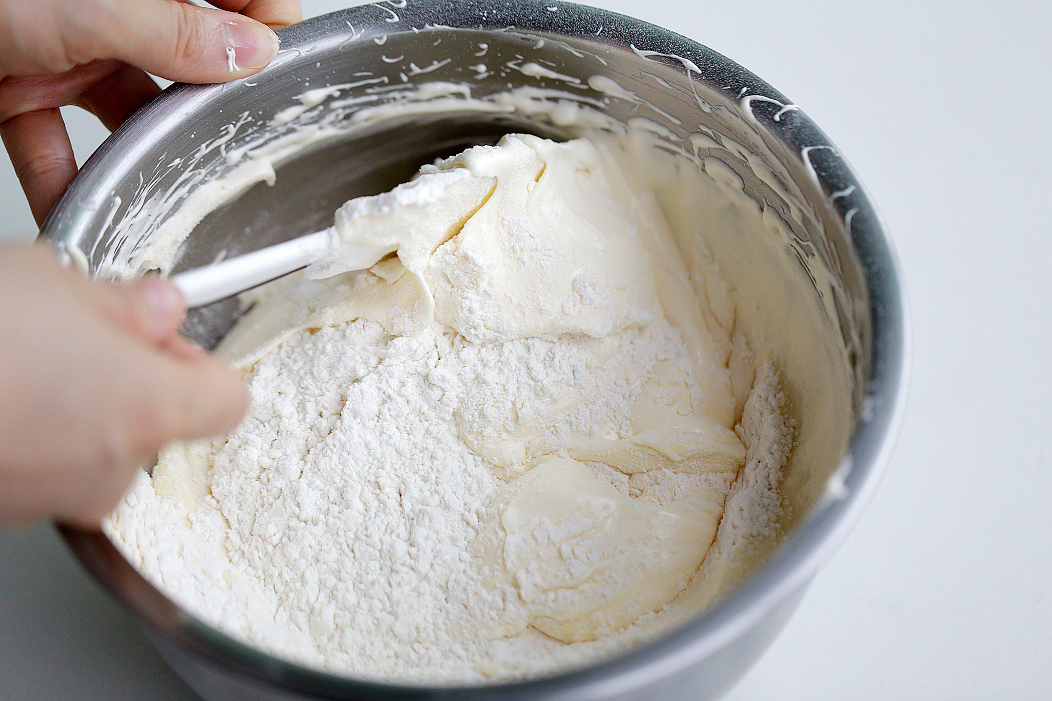 原味海綿紙杯蛋糕（非常適合裱花、蓋糖皮的cupcake方子）的做法 步骤4