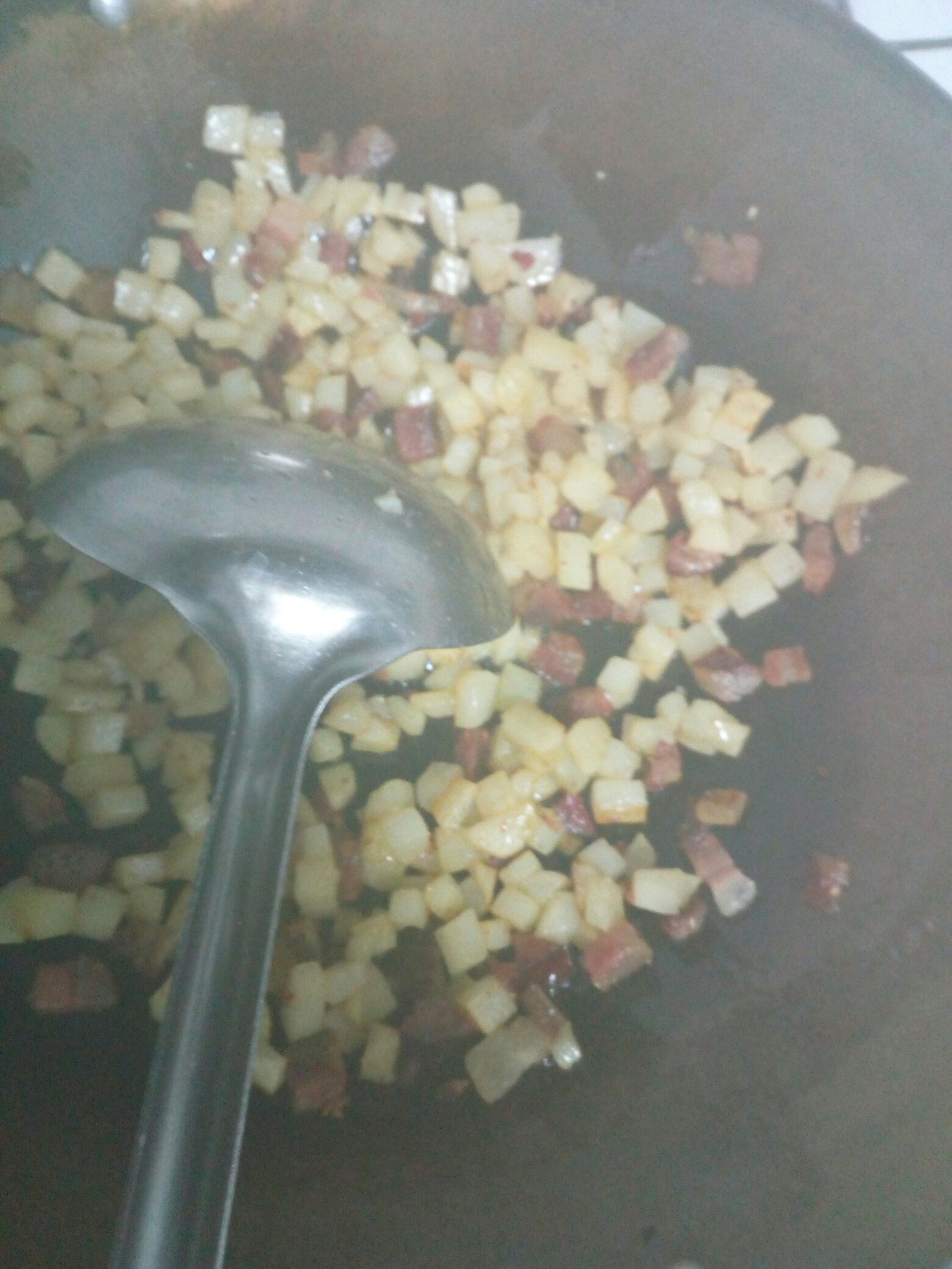 土豆臘肉香腸飯的做法 步骤3