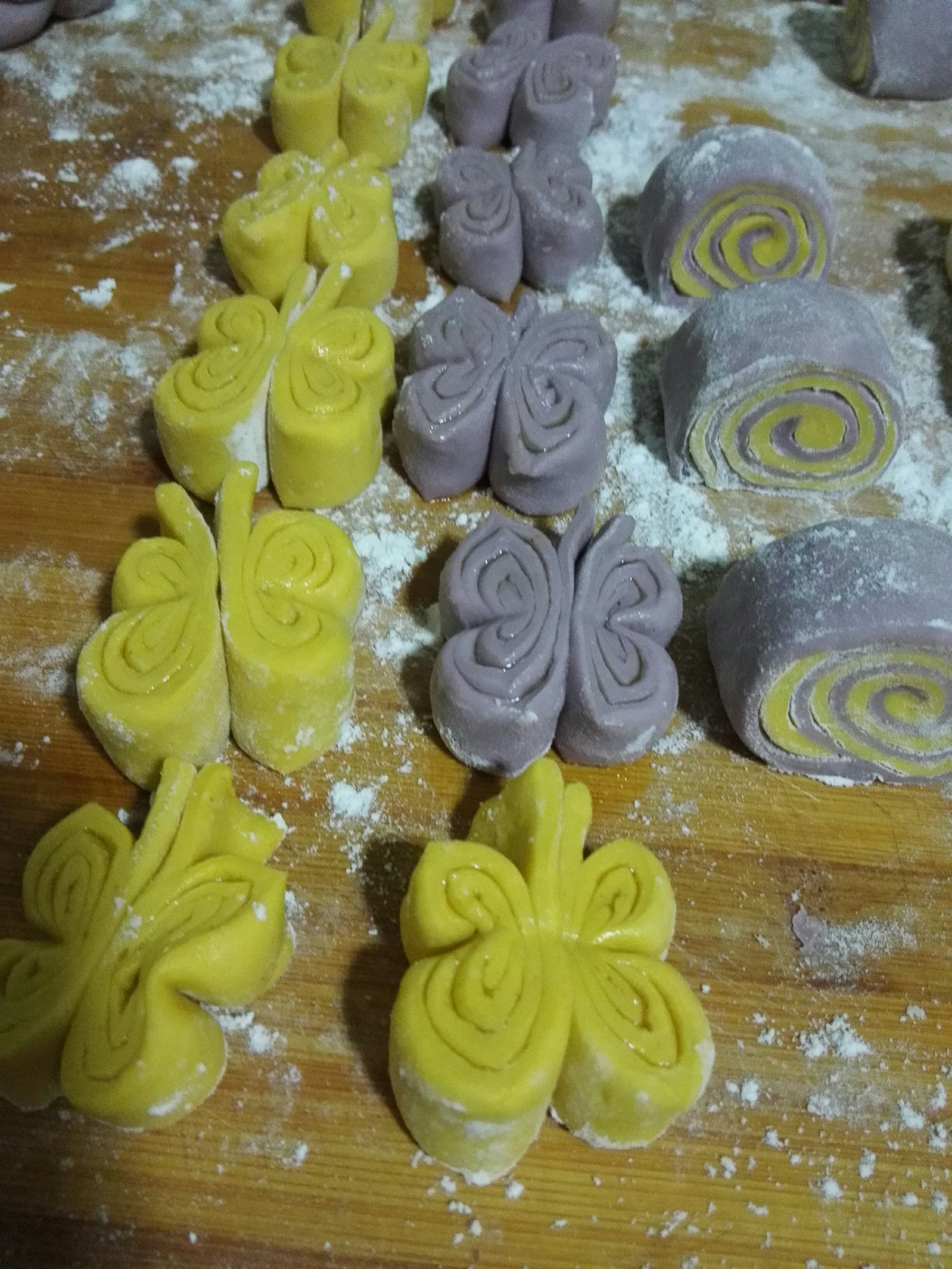 南瓜 紫薯 蝴蝶花卷的做法 步骤4