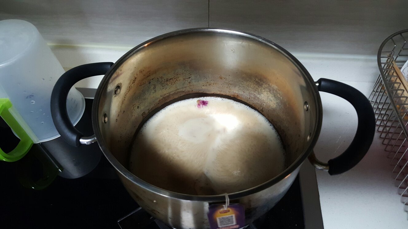 自制玫瑰奶茶的做法 步骤3