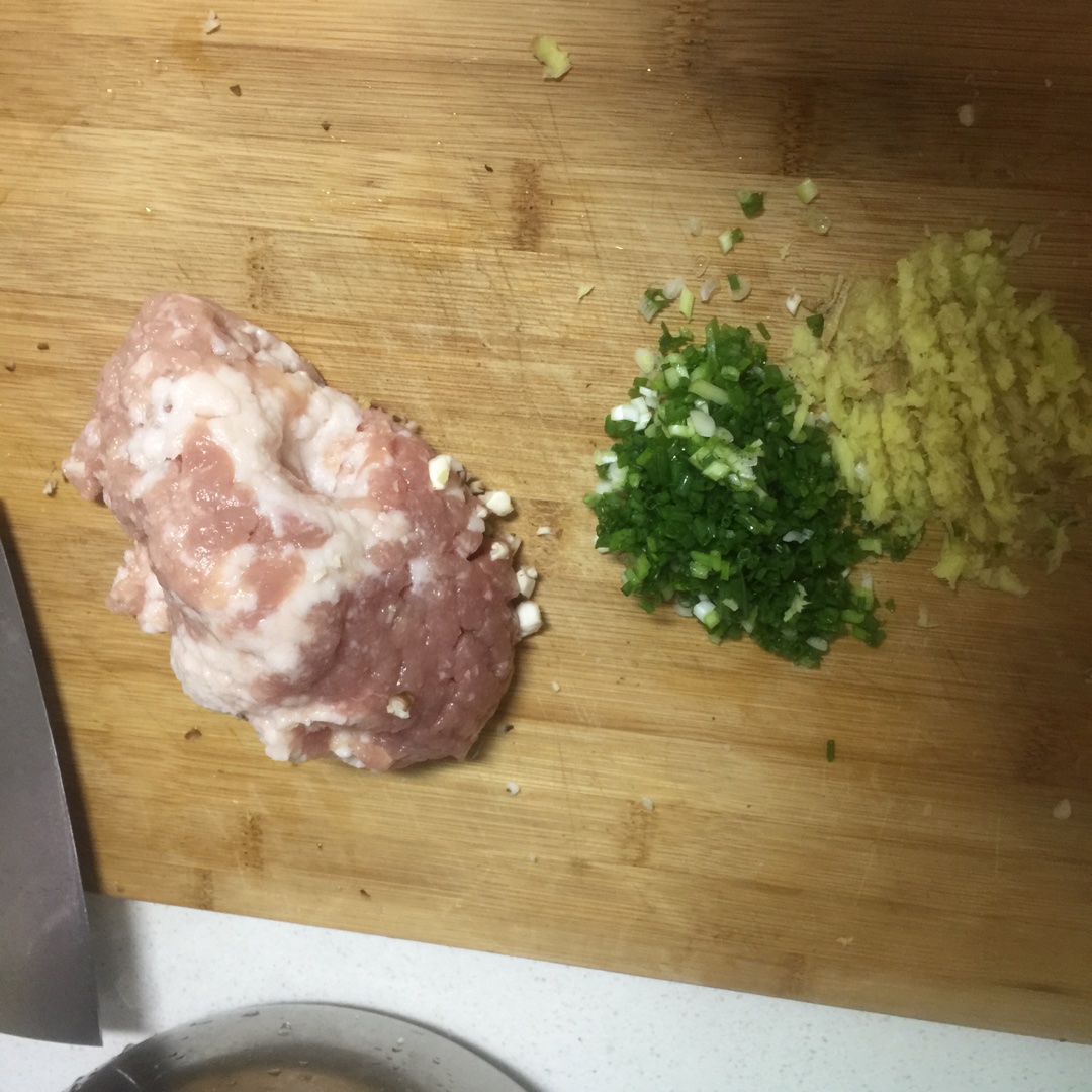 白菜豬肉蝦仁餃子的做法 步骤1