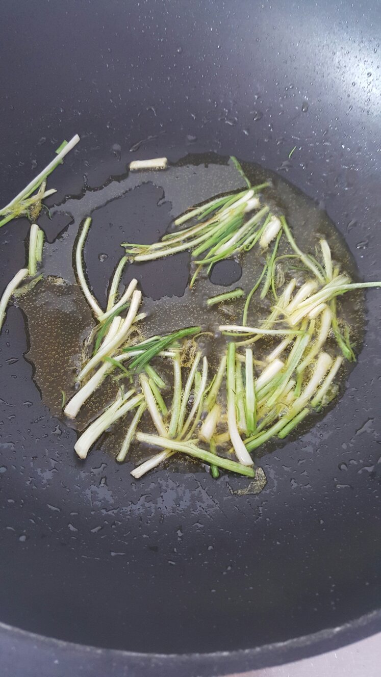 上海蔥油拌面（小時候的味道）的做法 步骤1