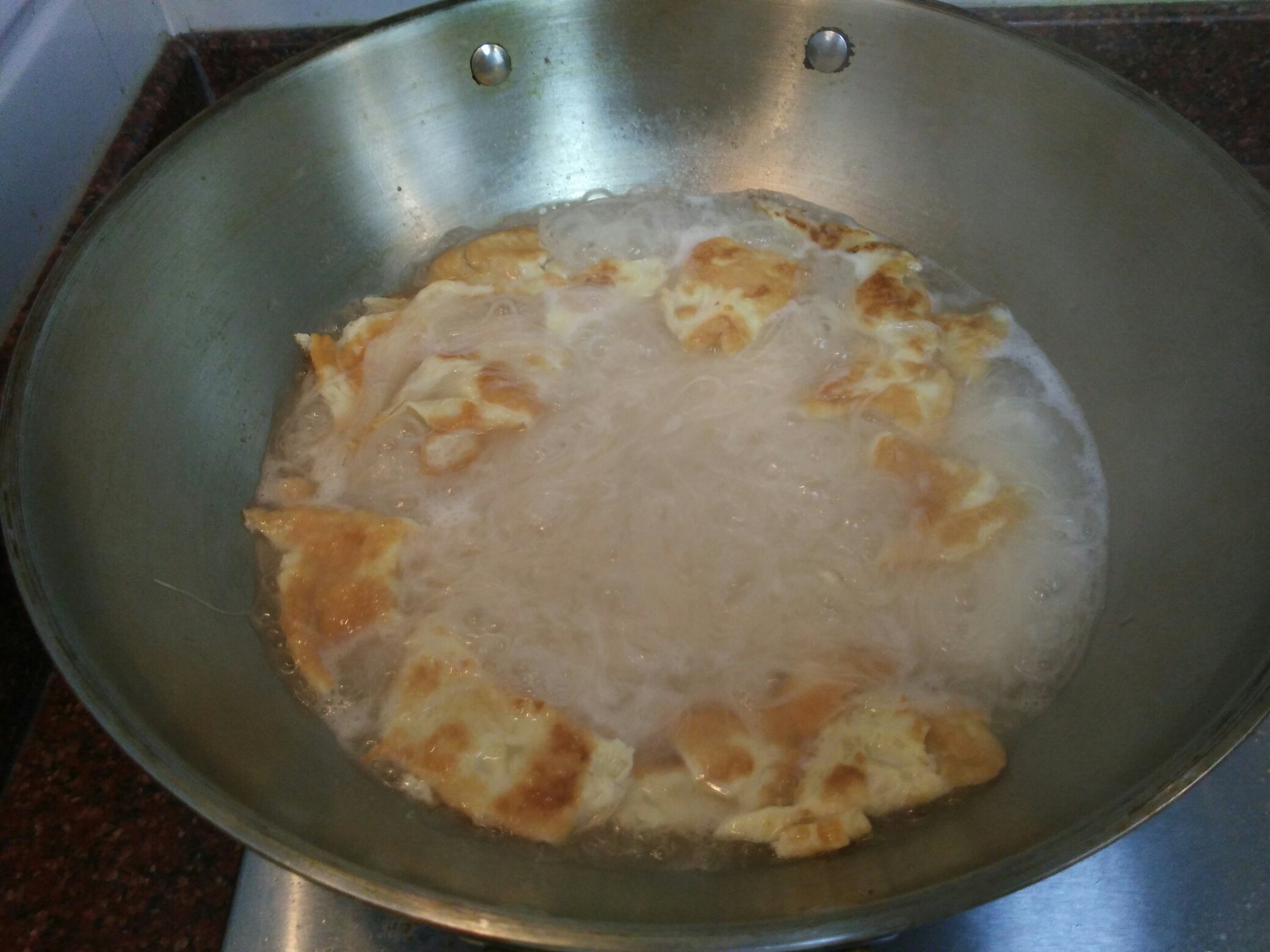 快手早餐之煎蛋煮面線的做法 步骤4