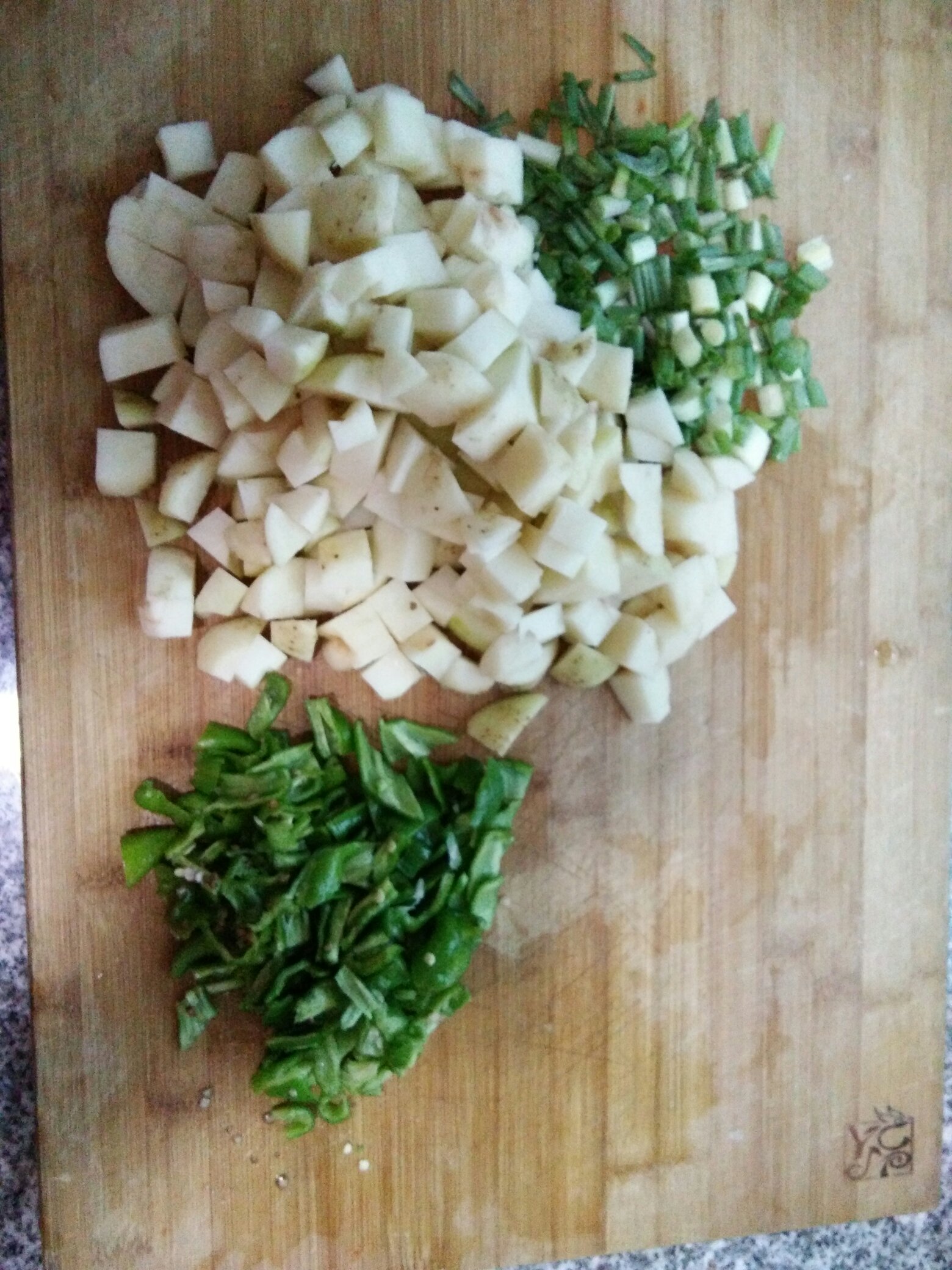 超簡易土豆燜飯，電飯鍋版的做法 步骤1