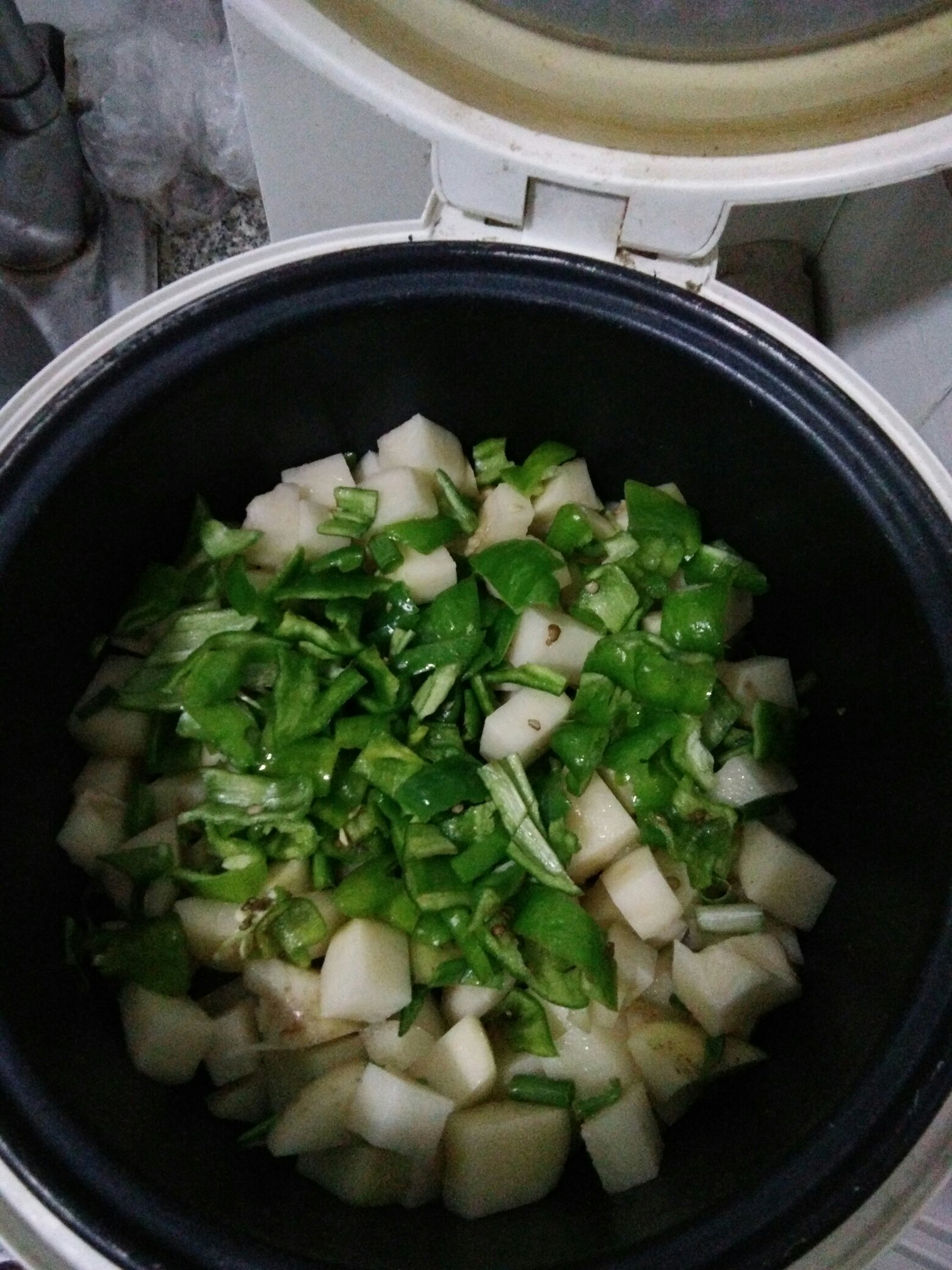超簡易土豆燜飯，電飯鍋版的做法 步骤3