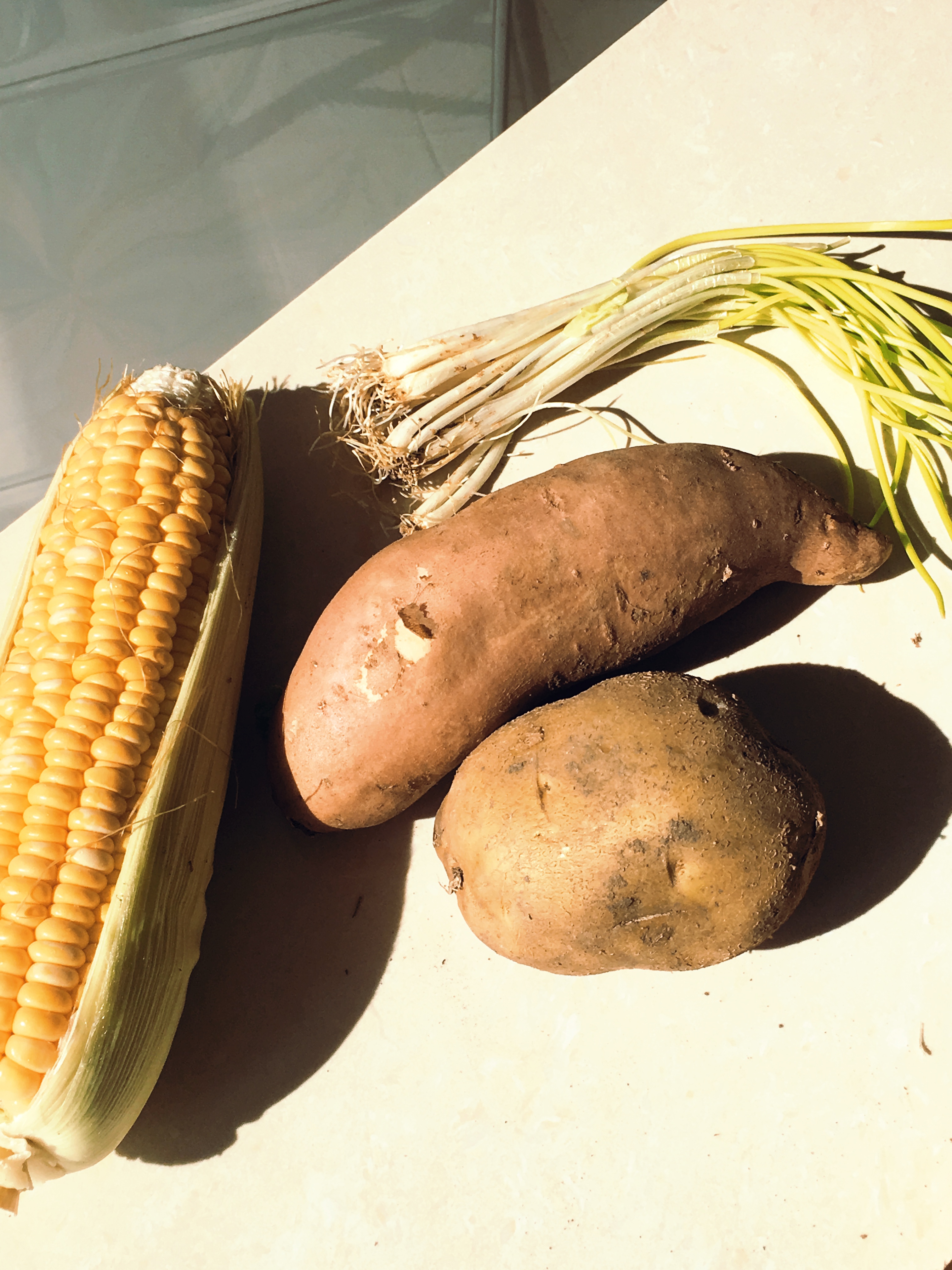 清水米薯- 即是清水煮玉米，和紅薯，簡單卻口味不單調。的做法 步骤1