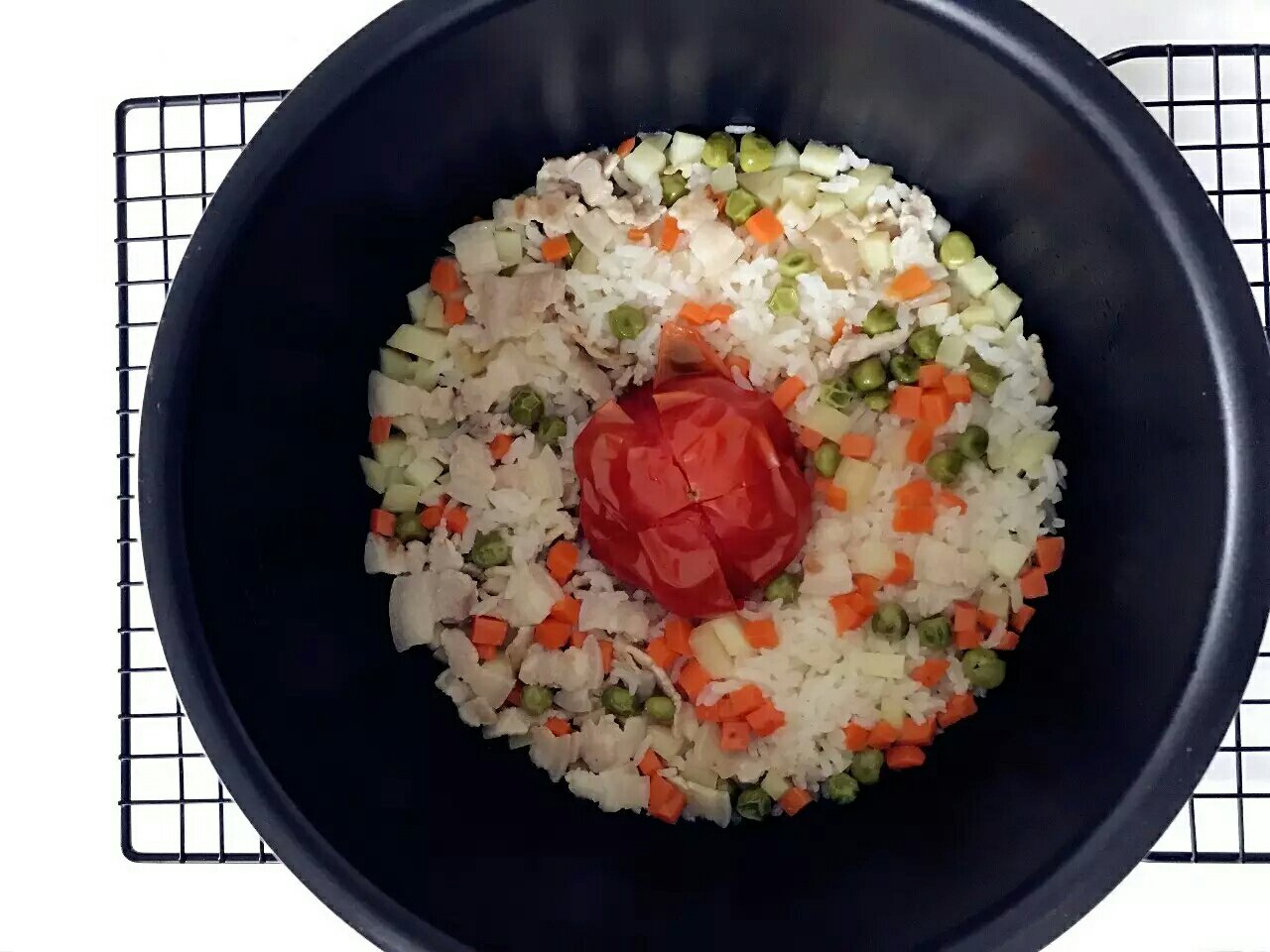 寶寶輔食︰一只番茄飯（改良版）— 番茄的酸甜，芝士的奶香，層層包裹著軟糯的米飯！12M+的做法 步骤9